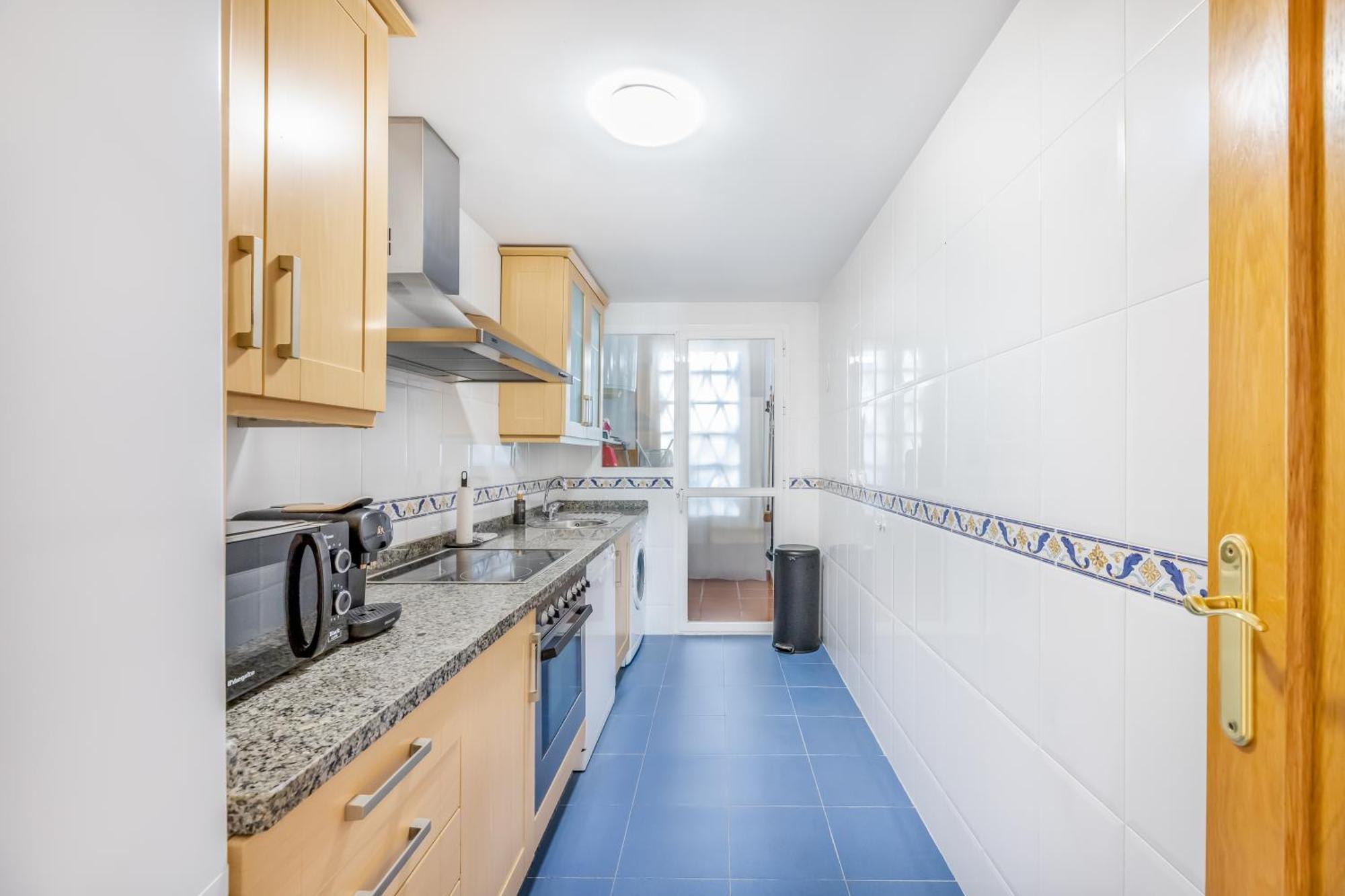 Ground Floor Met Jacuzzi Apartment *