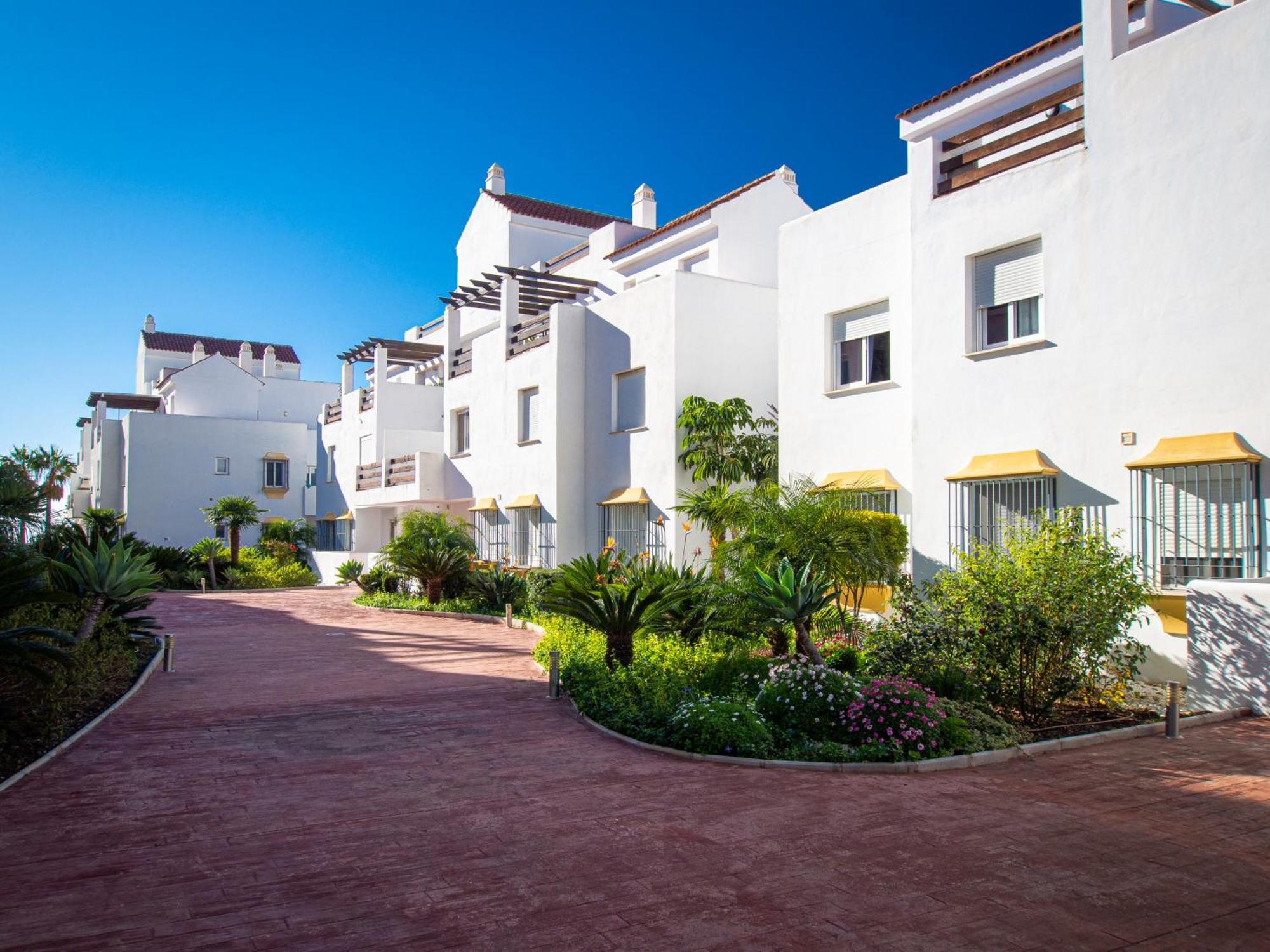 2060-newly Furnished 2 Bedrooms With Golf Apartment *