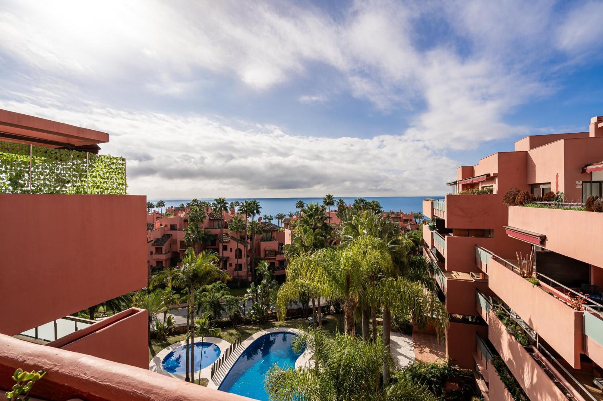 Beachside Duplex Penthouse, Close To Town Apartment