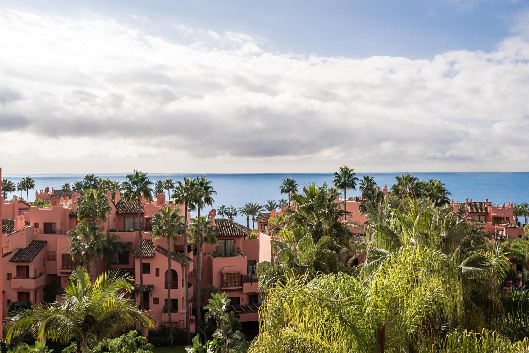 Beachside Duplex Penthouse, Close To Town Apartment *