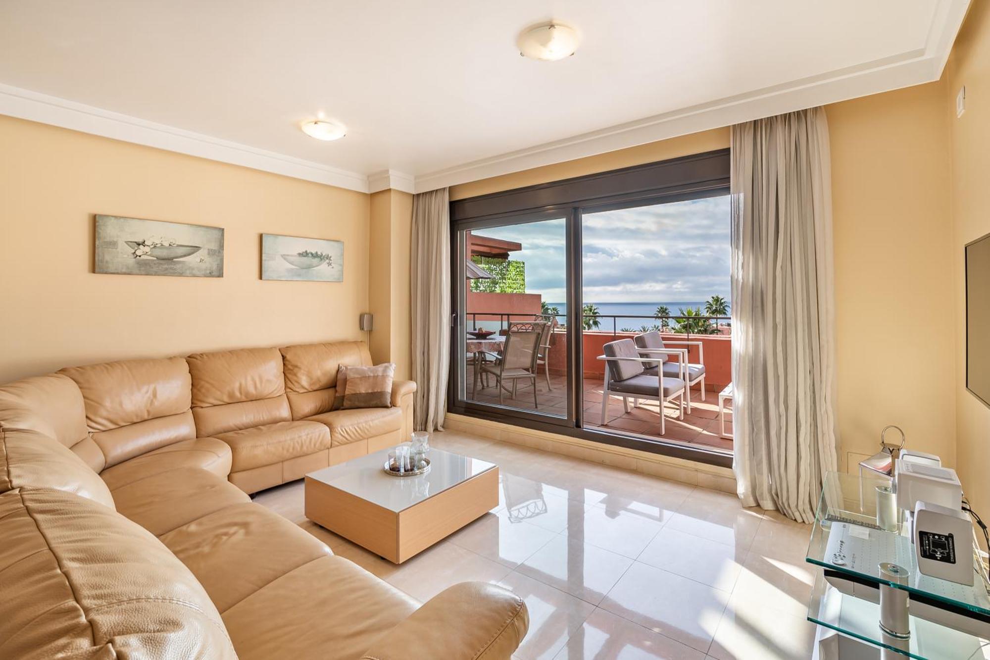 Beachside Duplex Penthouse, Close To Town Apartment *