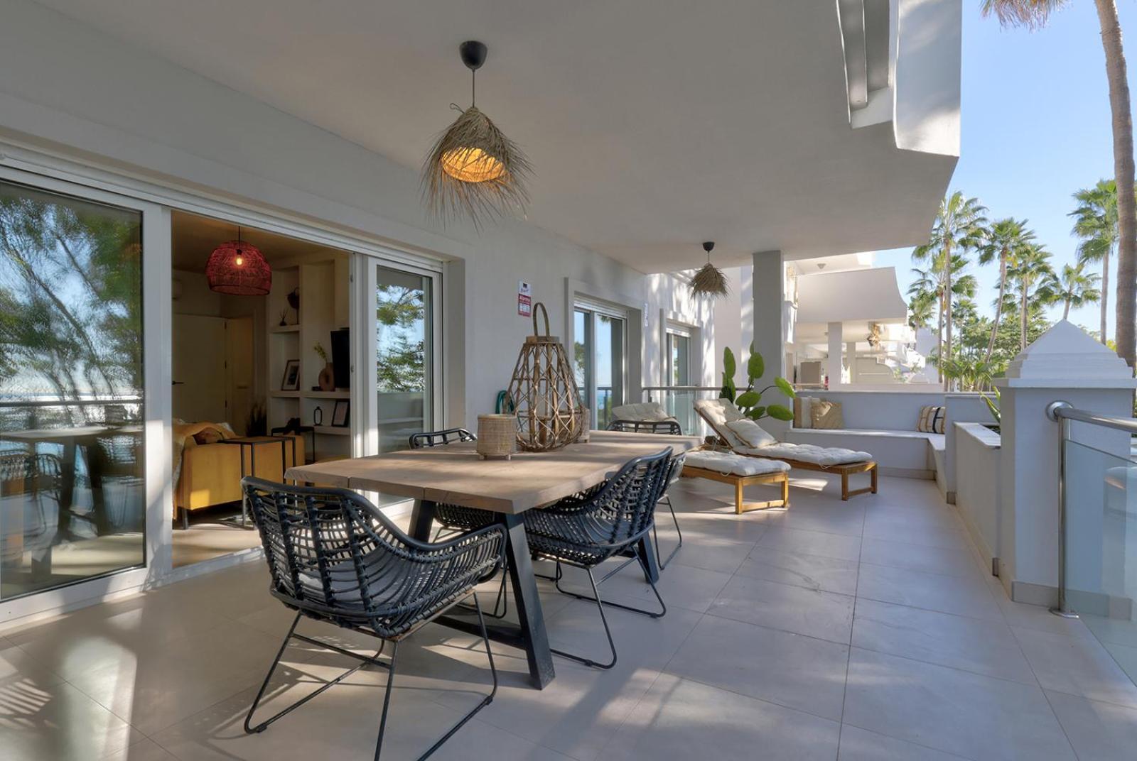 Alejandra - Gerenoveerd Direct Aan Zee Apartment *