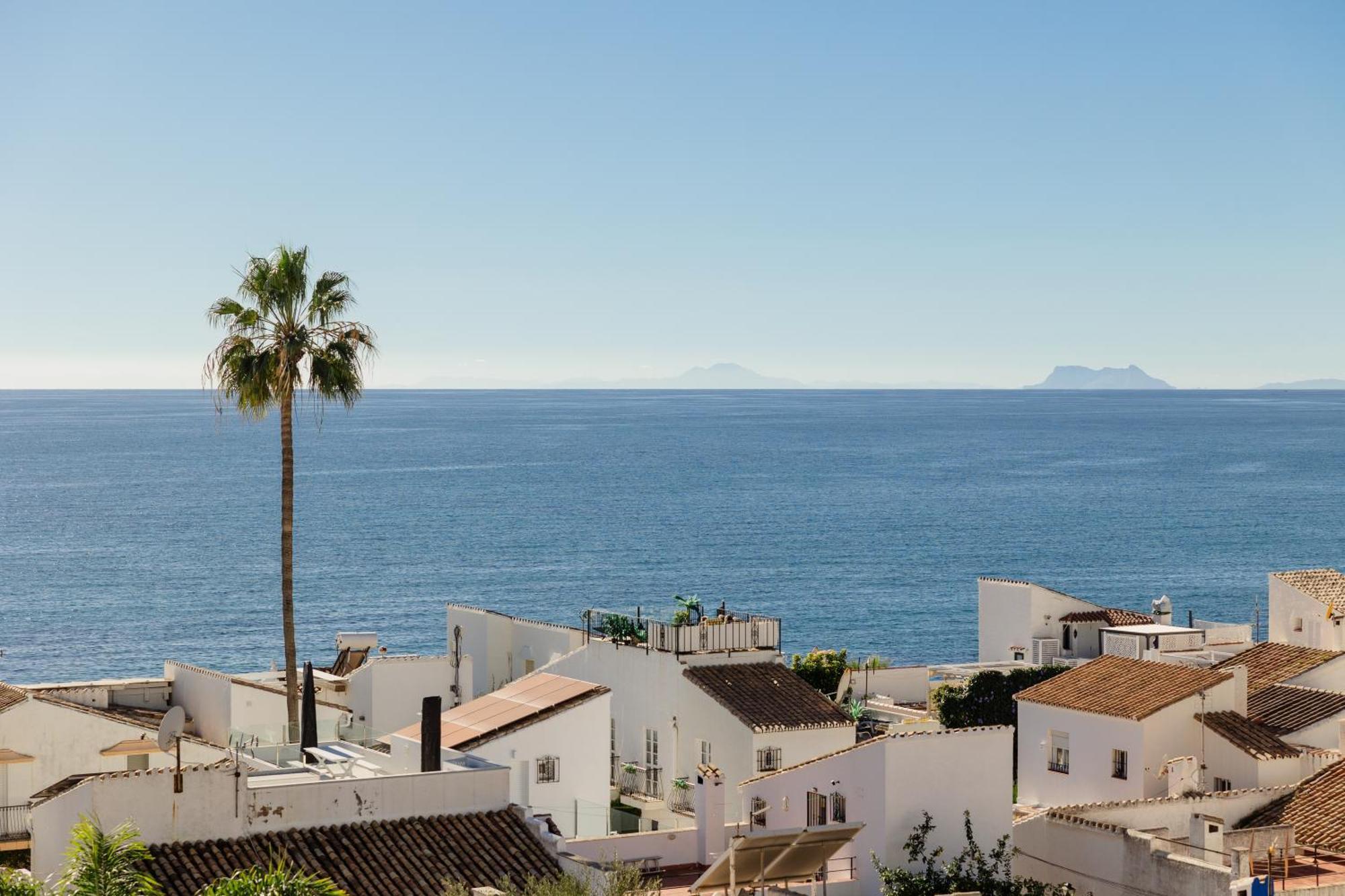 First-line Beach, Terrace And Pool With Incredible Sea Views, New Golden Mile Apartment Estepona