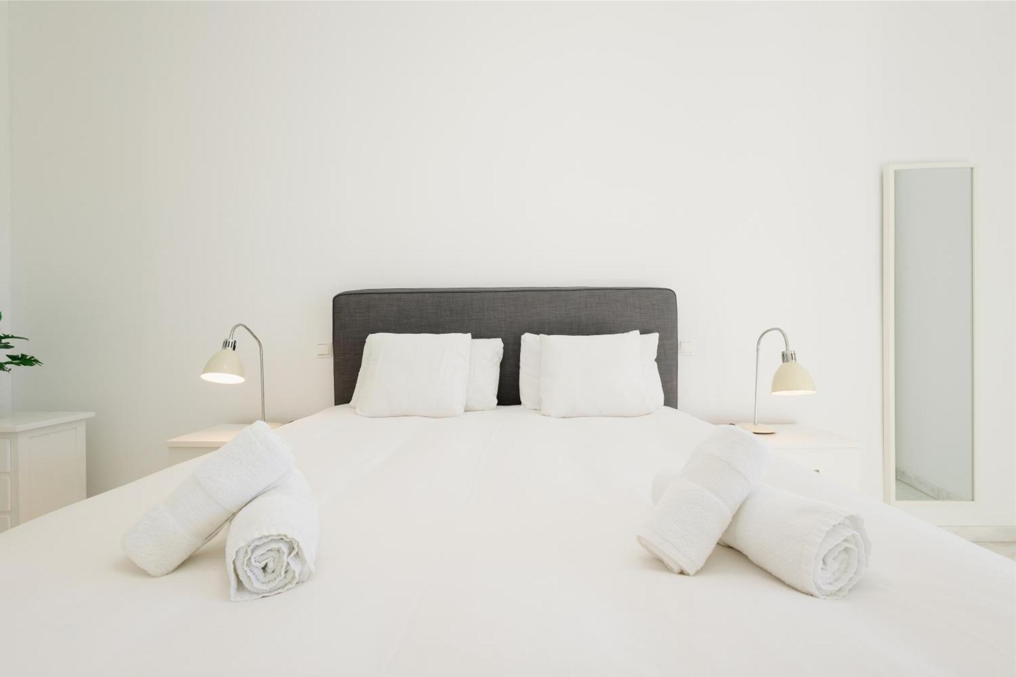 Apartment First-line Beach, Terrace And Pool With Incredible Sea Views, New Golden Mile *