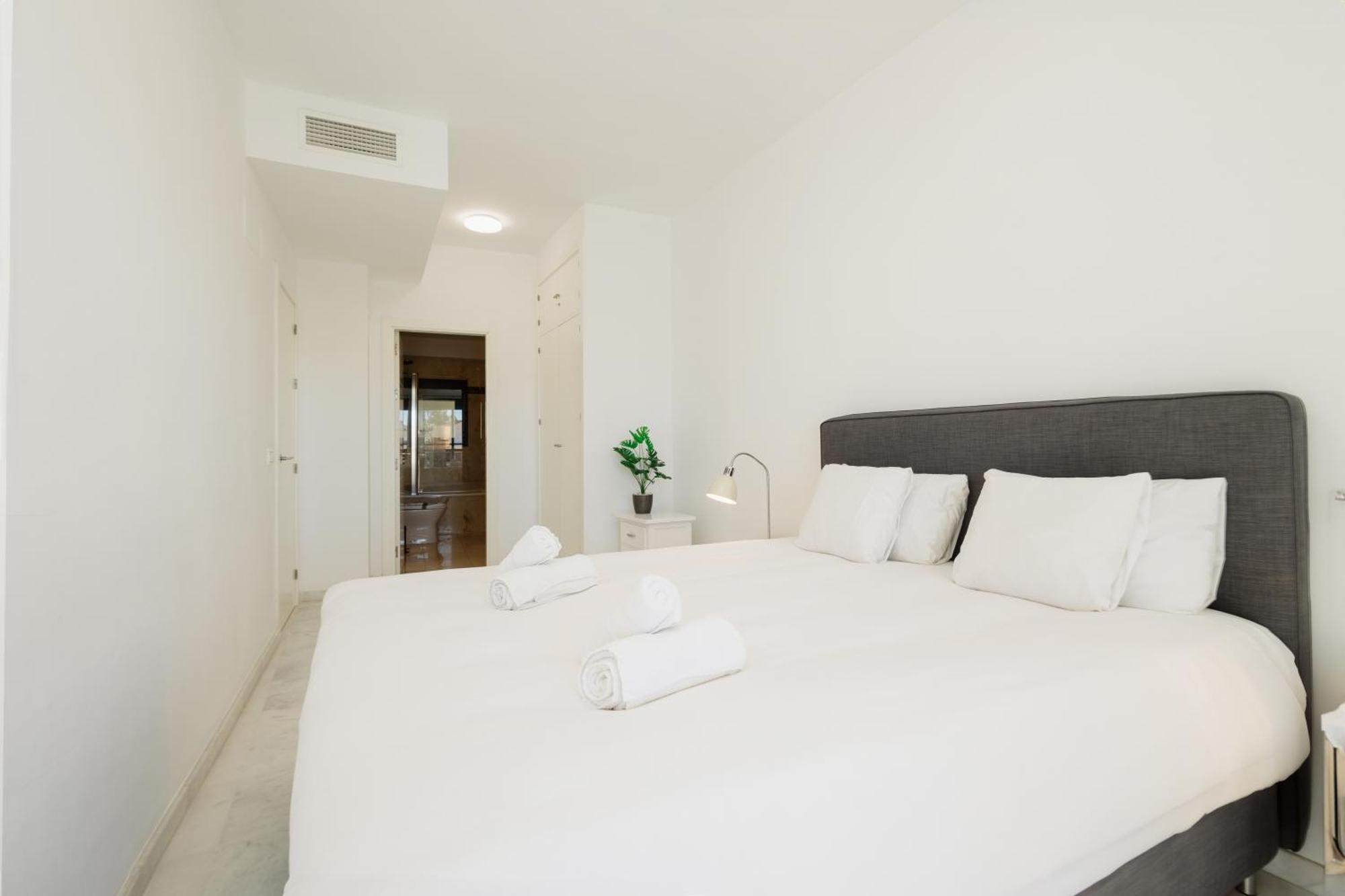 Apartment First-line Beach, Terrace And Pool With Incredible Sea Views, New Golden Mile Estepona