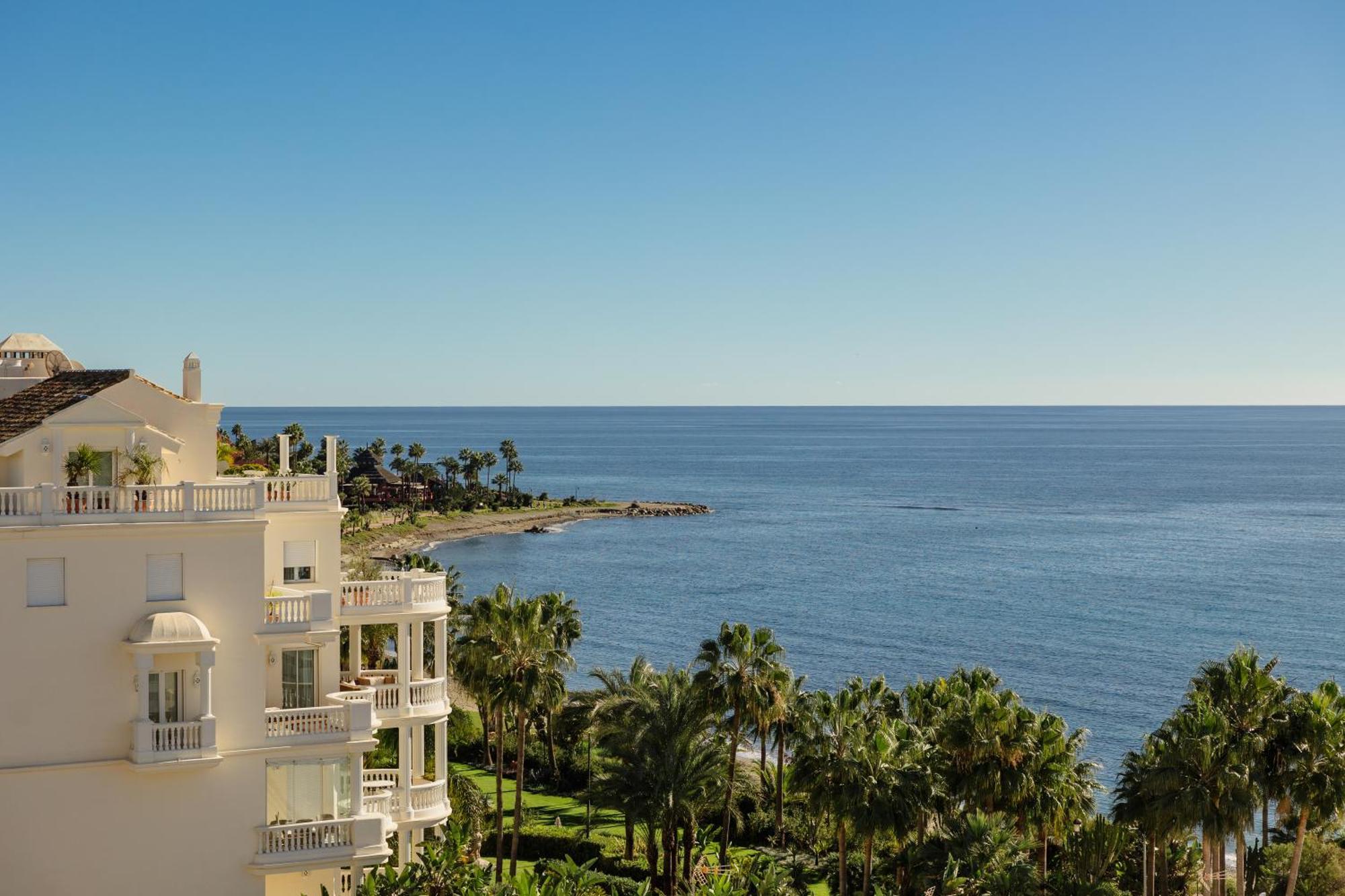 Apartment First-line Beach, Terrace And Pool With Incredible Sea Views, New Golden Mile Estepona
