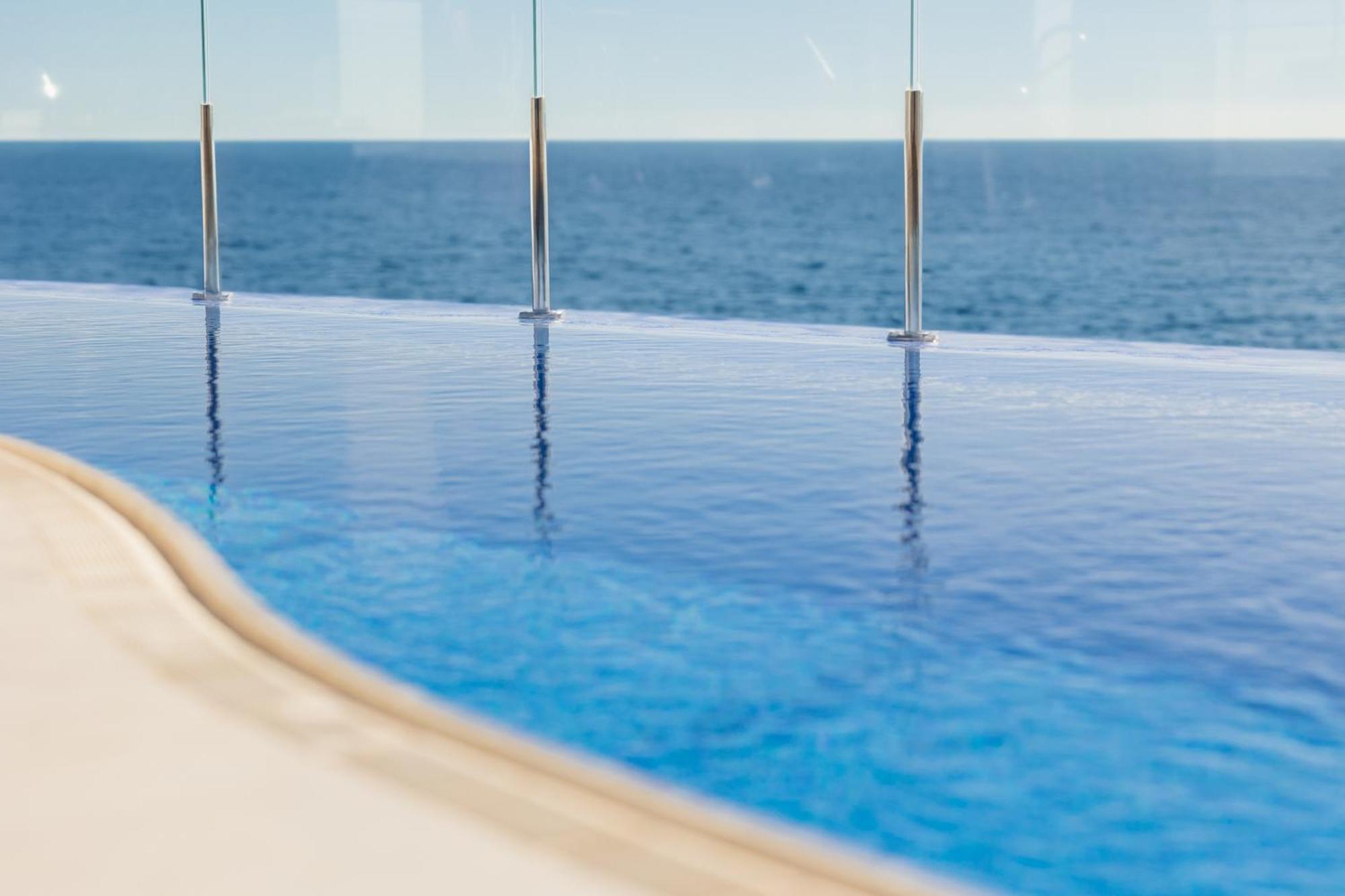Apartment First-line Beach, Terrace And Pool With Incredible Sea Views, New Golden Mile