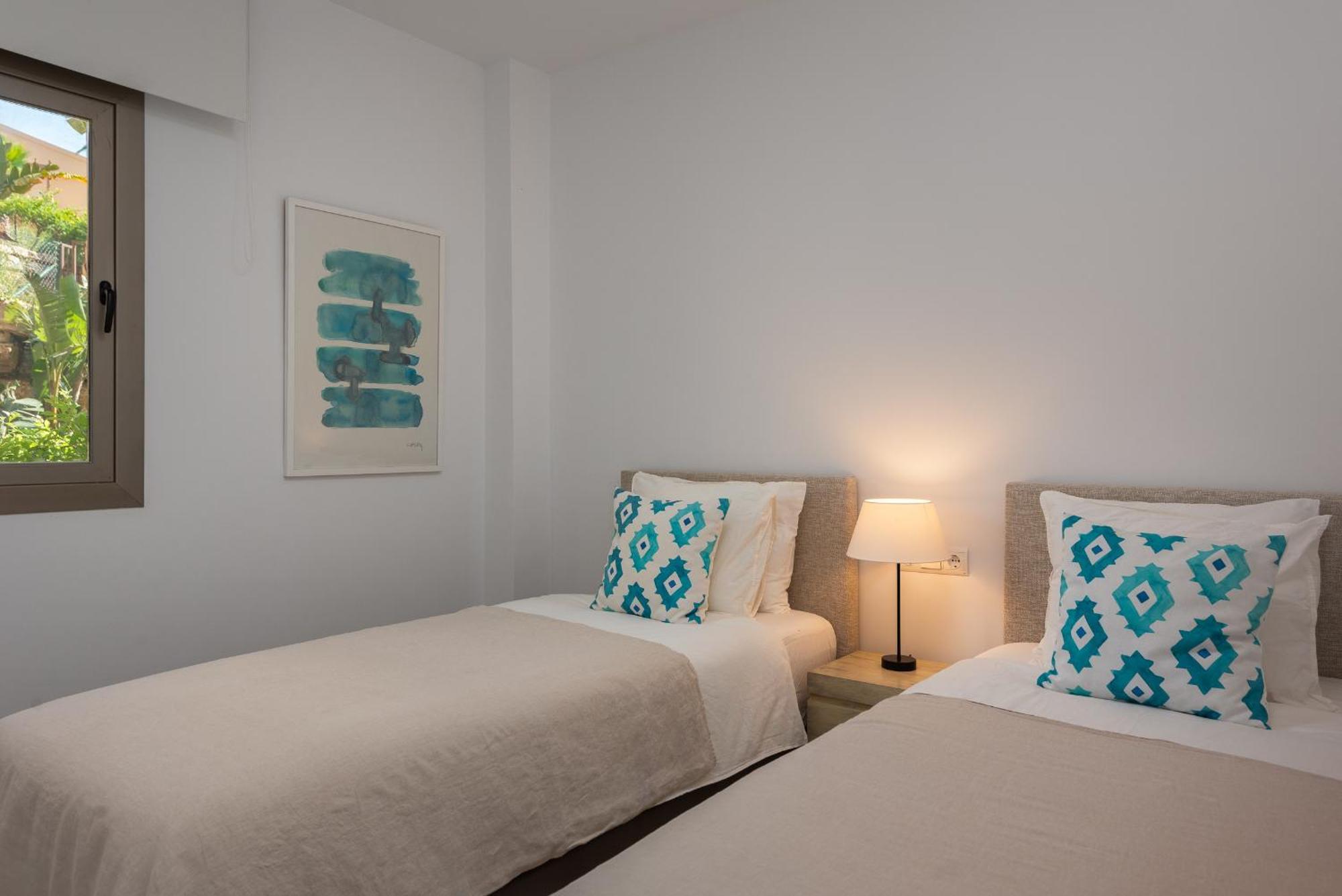 Bright 3-bedroom With Sunset Views *