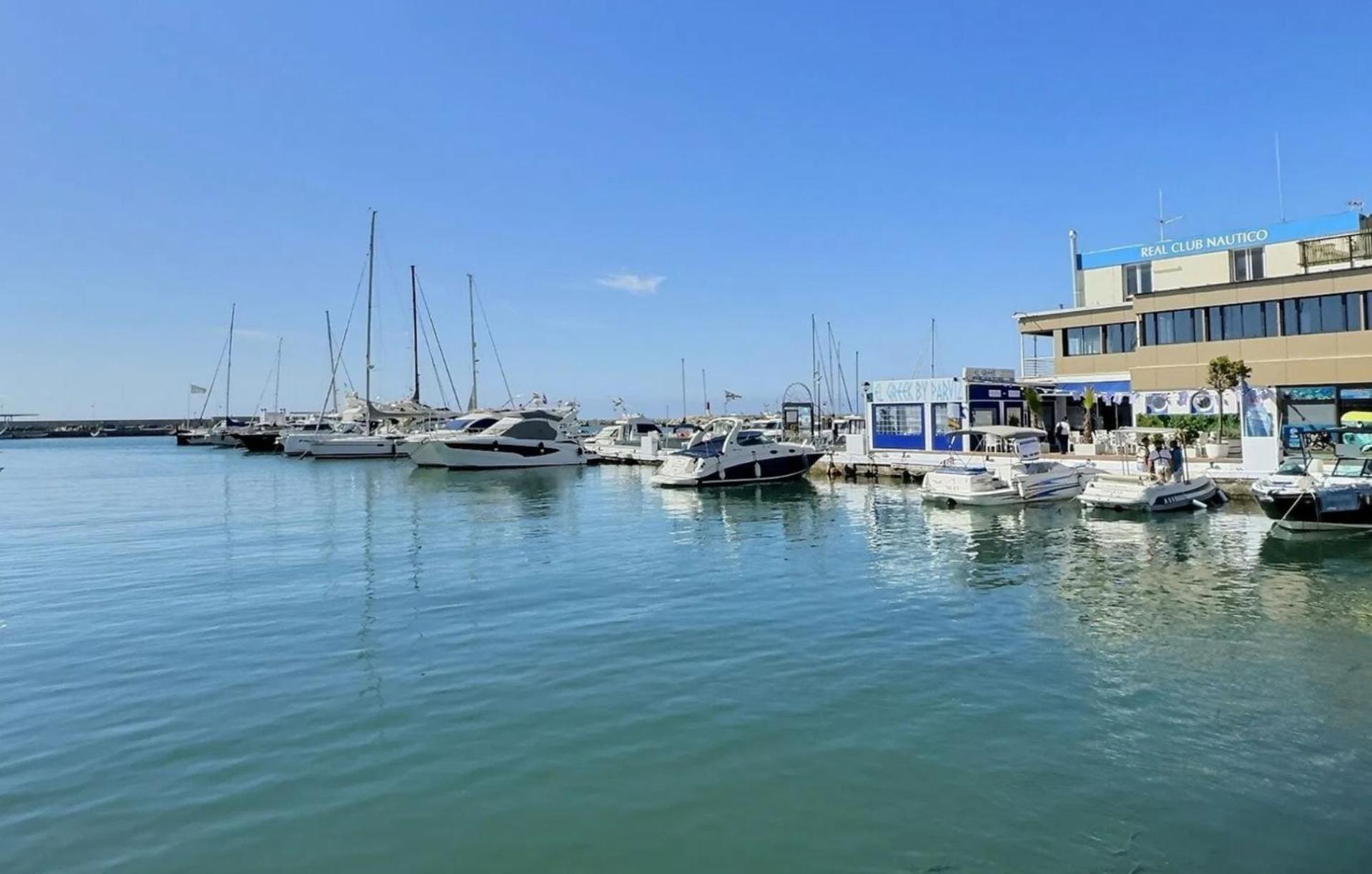 Front Line Paradise In Apartment Estepona