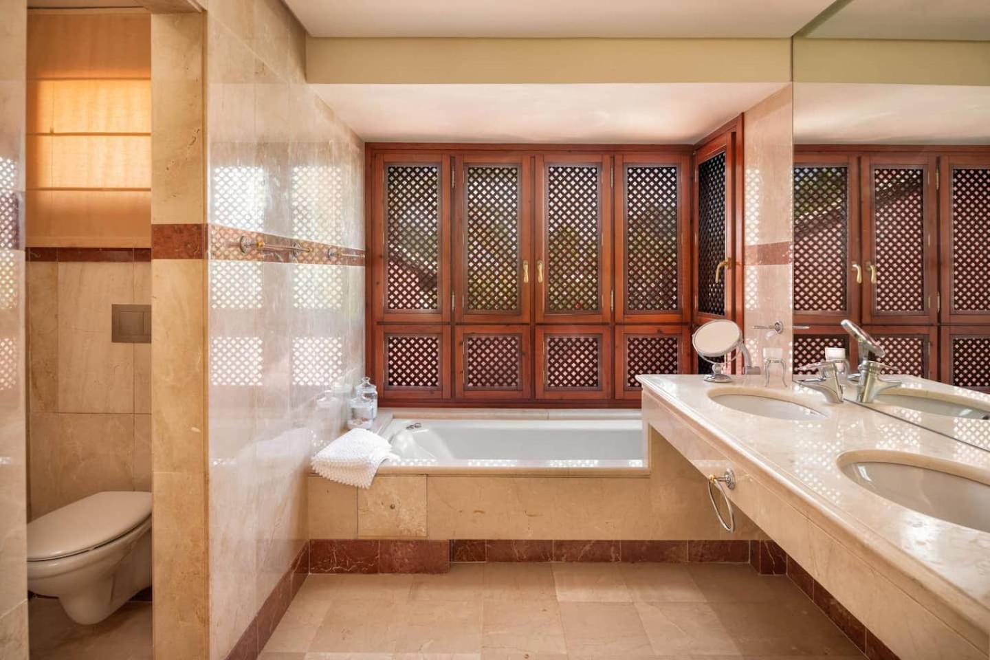 Beachfront Penthouse, Pool Gym Apartamento
