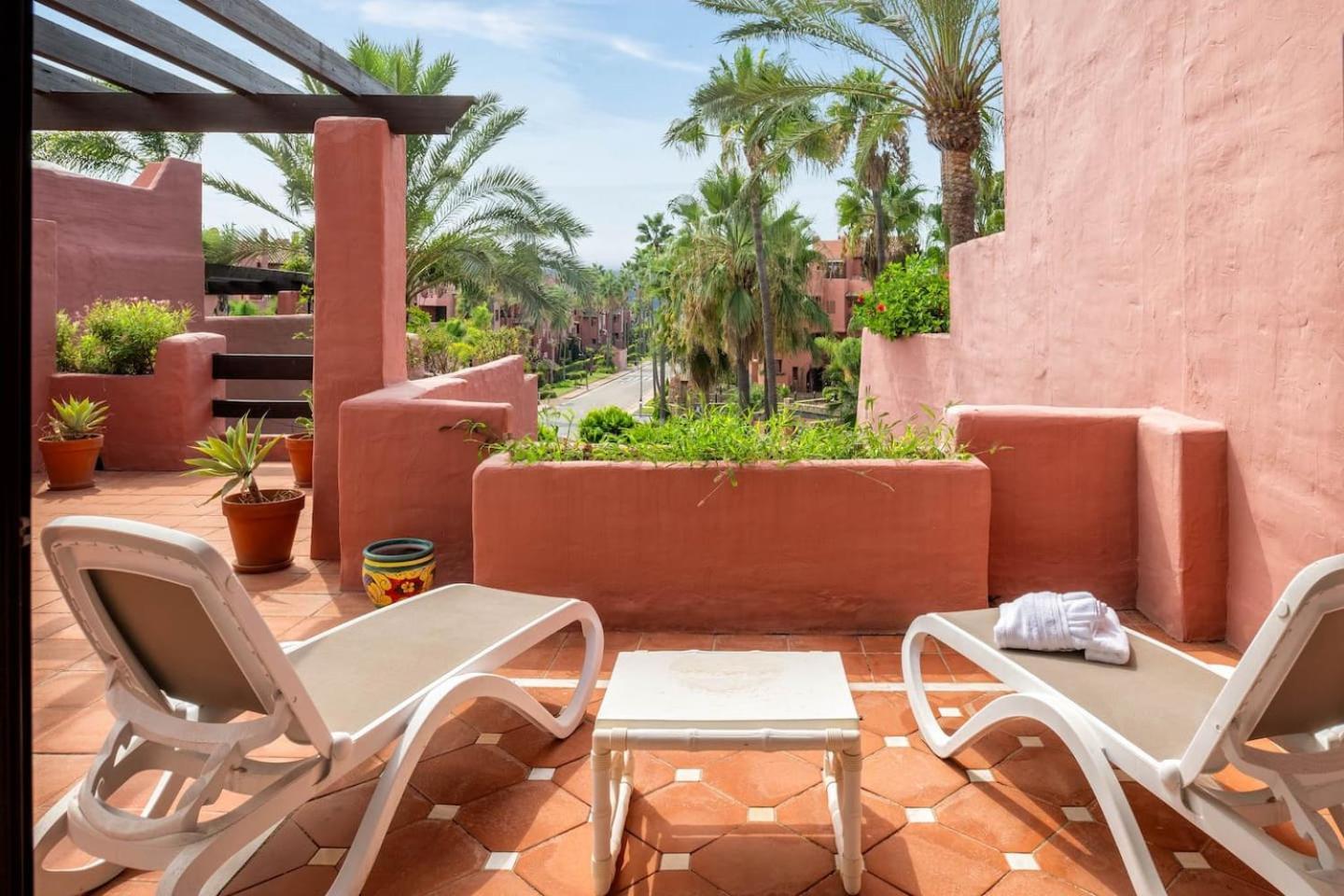 Beachfront Penthouse, Pool Gym * Estepona