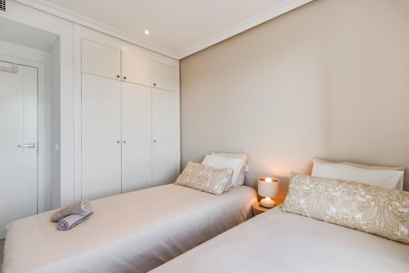 Sunset Golf Escape - Stijlvol New Golden Mile Apartment *