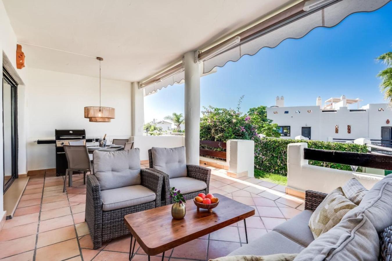 Sunset Golf Escape - Stijlvol New Golden Mile Apartment