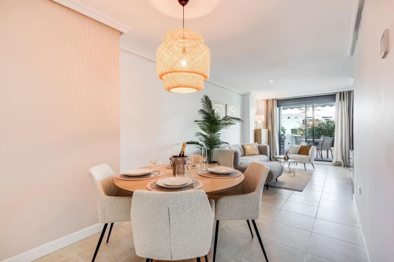 Sunset Golf Escape - Stijlvol New Golden Mile Apartment *