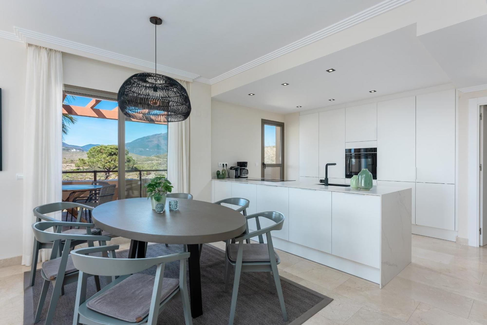 Stunning 3-bedroom Seaview Penthouse Apartment *