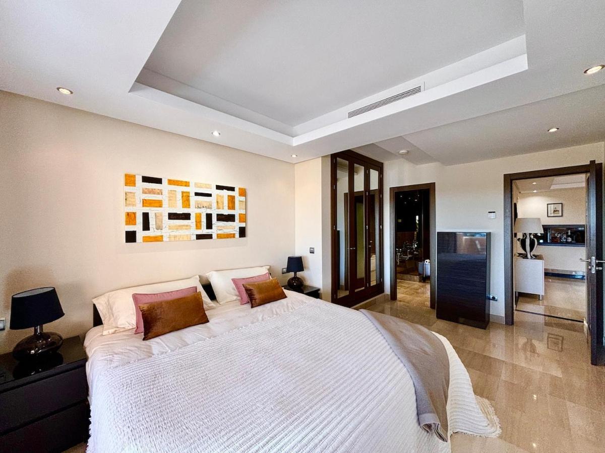 Apartment 5 Stars Beachfront Paradise - Seaview, Always Heated Pool, Gym, Sauna!