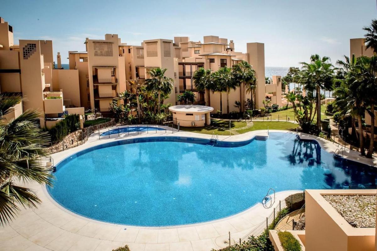 Apartment 5 Stars Beachfront Paradise - Seaview, Always Heated Pool, Gym, Sauna! Estepona