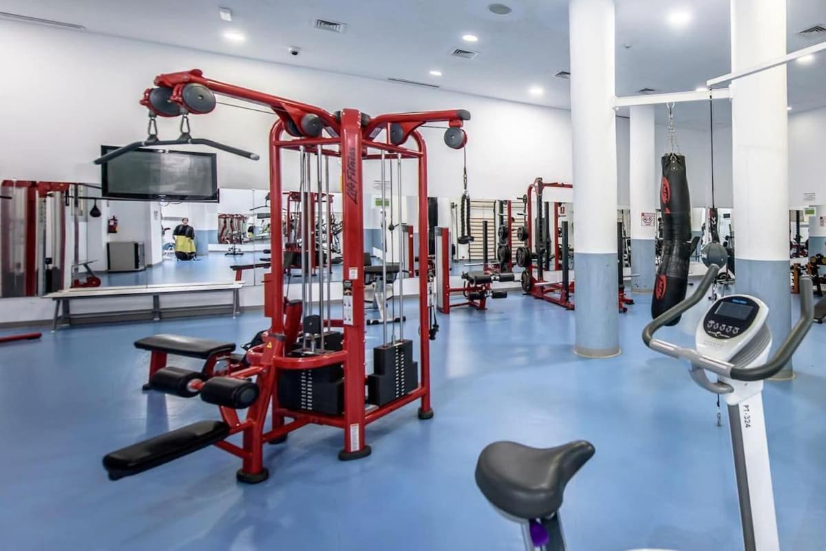 5 Stars Beachfront Paradise - Seaview, Always Heated Pool, Gym, Sauna!