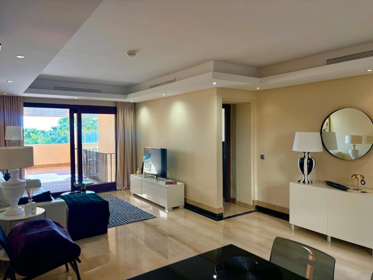 Apartment 5 Stars Beachfront Paradise - Seaview, Always Heated Pool, Gym, Sauna!
