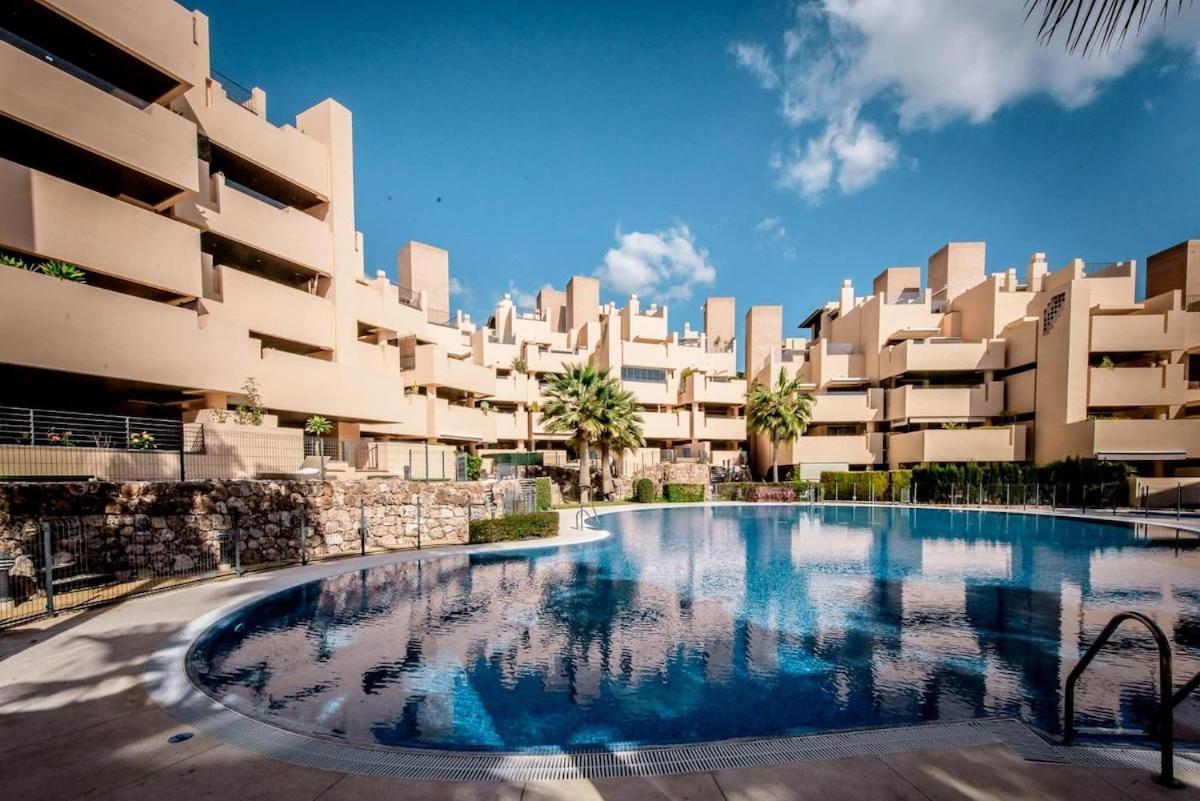 Apartment 5 Stars Beachfront Paradise - Seaview, Always Heated Pool, Gym, Sauna! *