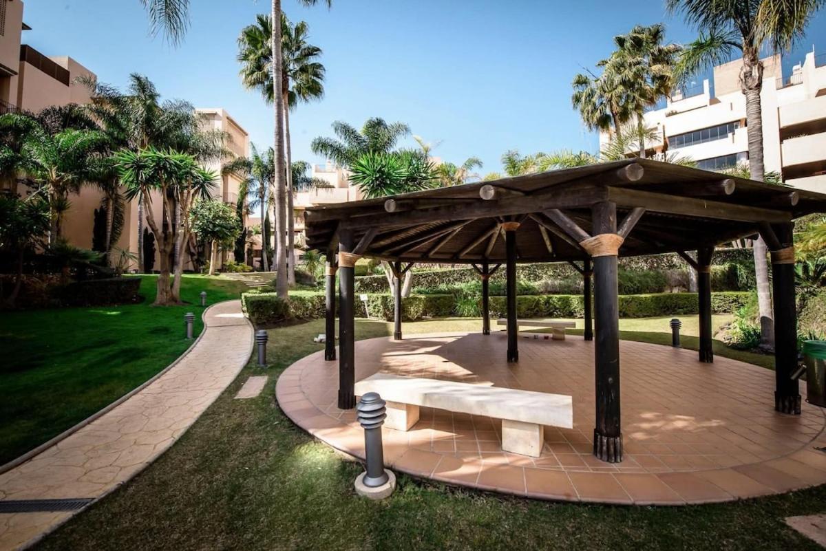 5 Stars Beachfront Paradise - Seaview, Always Heated Pool, Gym, Sauna! Apartment