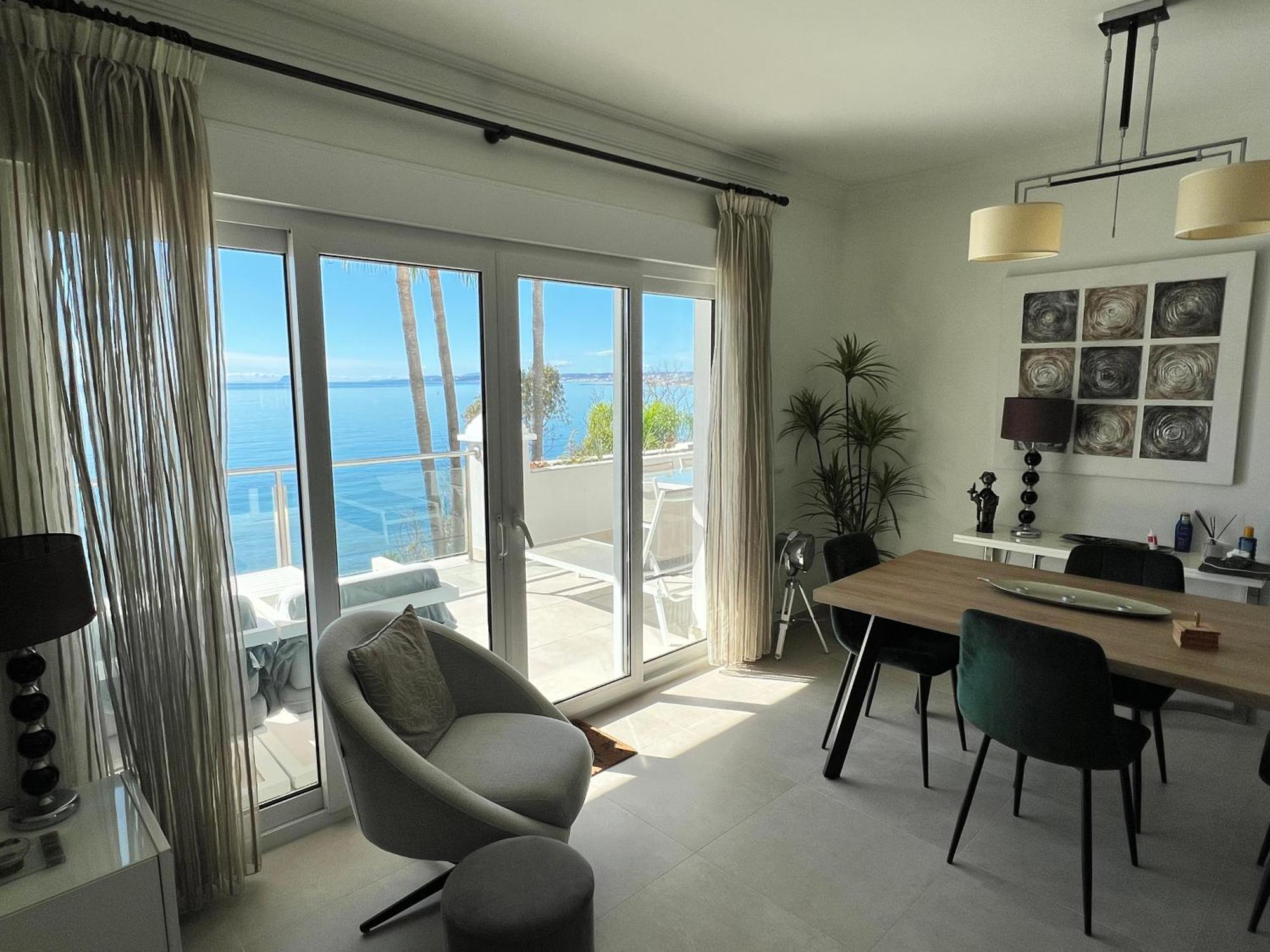 Front With Stunning Sea Views *