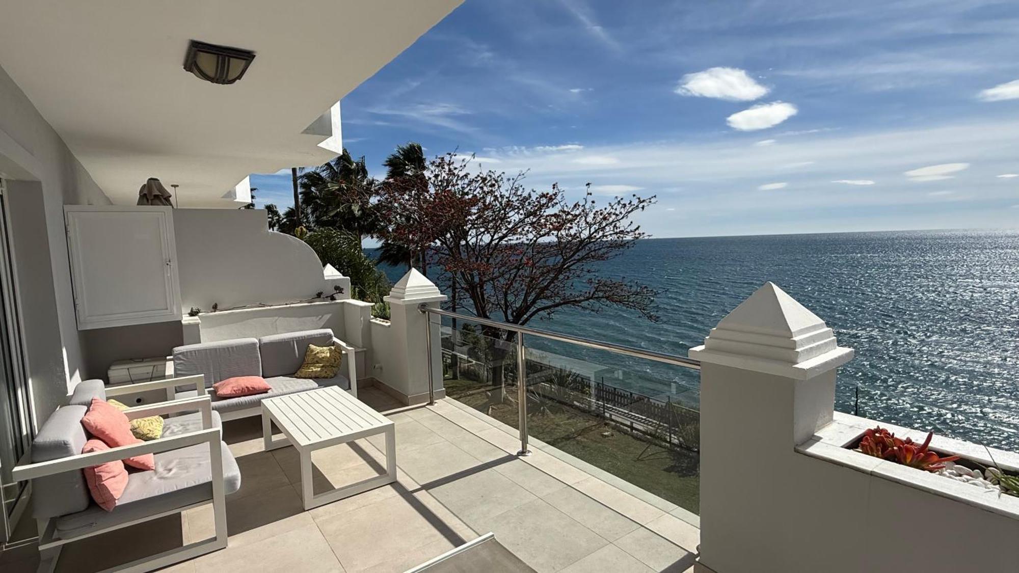 Front With Stunning Sea Views Appartement