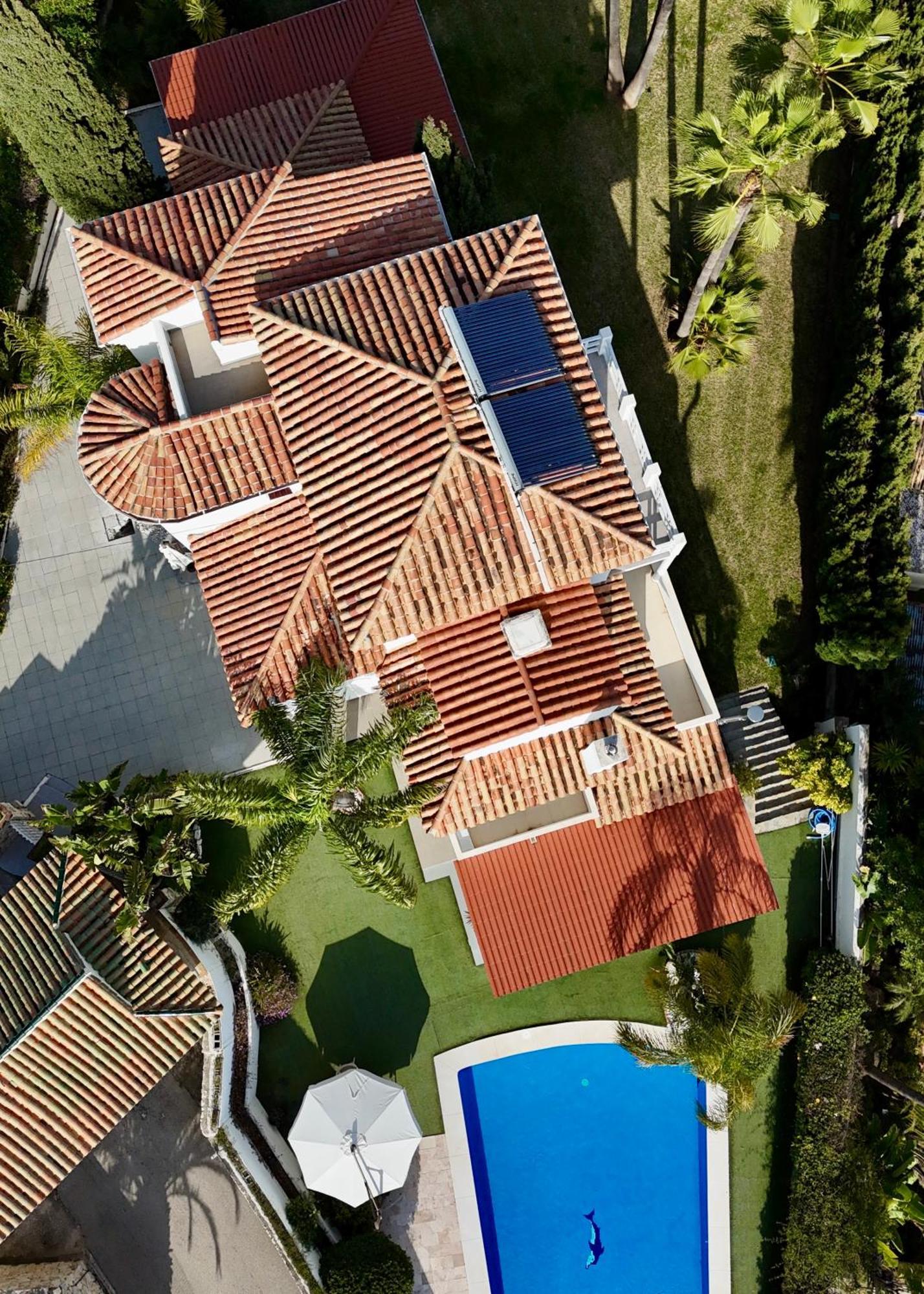 Villa Stunning And Luxury In Marbella-atalaya - 250m To Gc Atalaya, 2x 18 Holes And Very Close To The Of San Pedro De Alcantara And Puerto Banus Or Puente Estepona