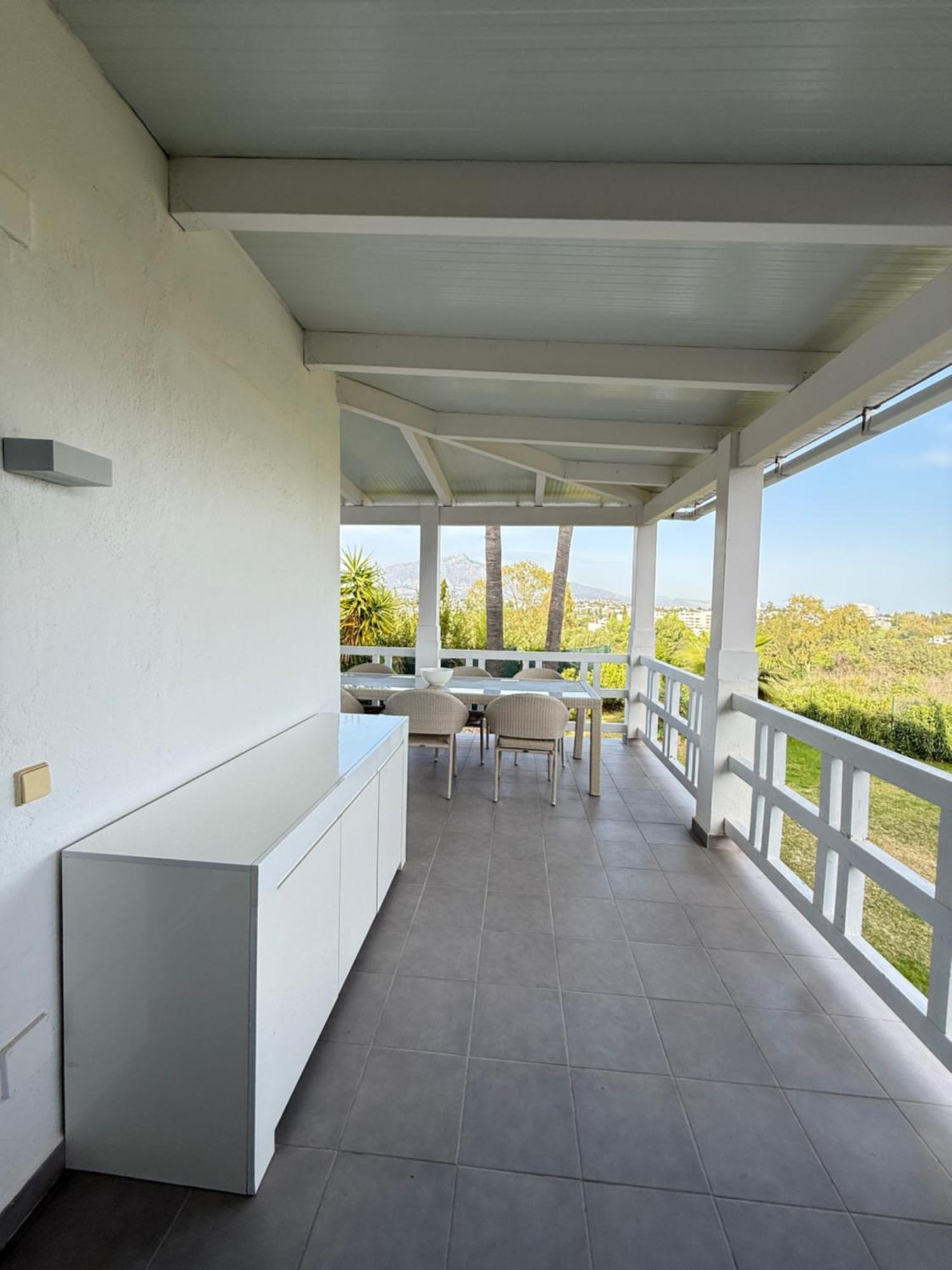 Villa Stunning And Luxury In Marbella-atalaya - 250m To Gc Atalaya, 2x 18 Holes And Very Close To The Of San Pedro De Alcantara And Puerto Banus Or Puente Estepona