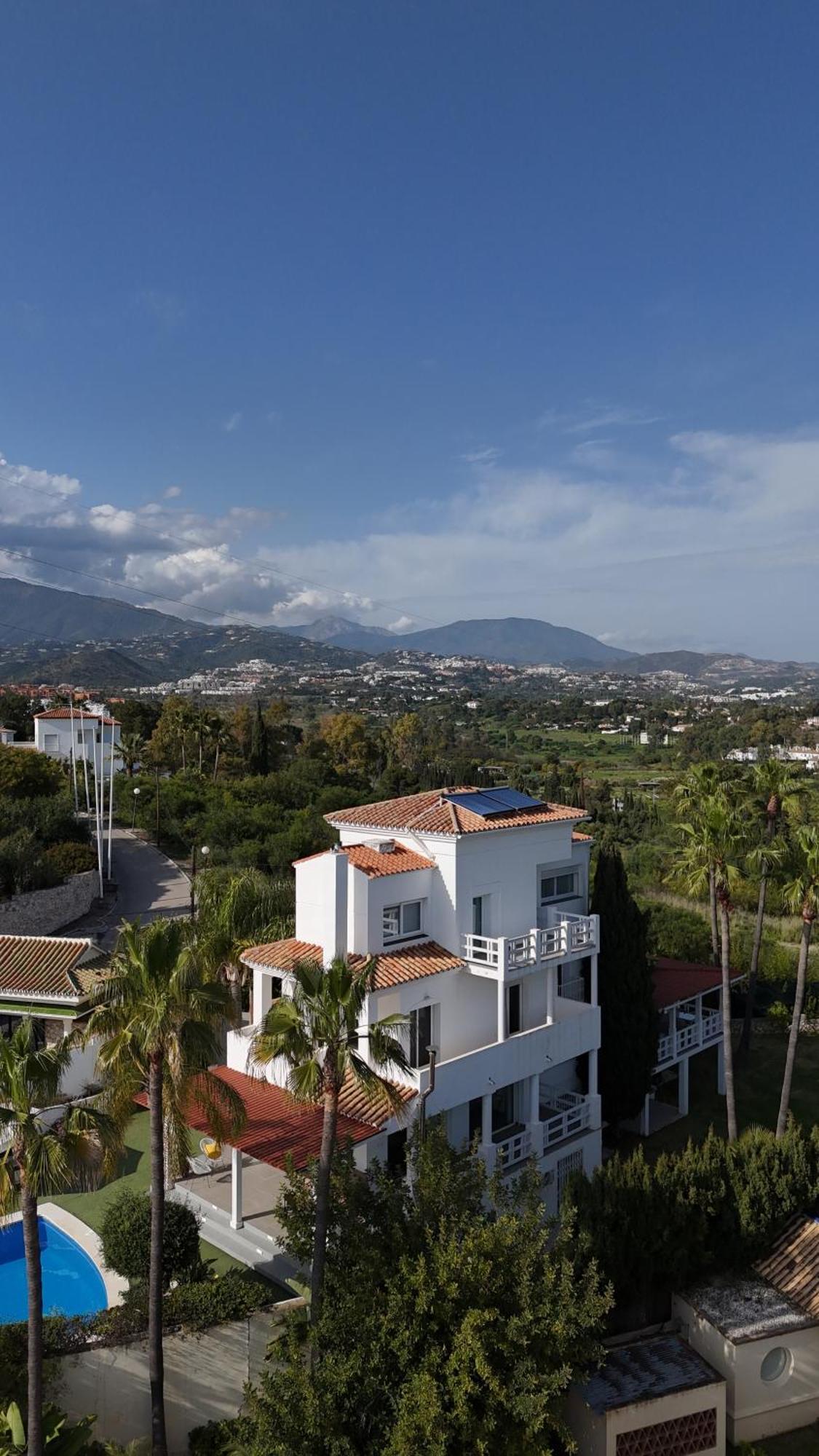 Stunning And Luxury In Marbella-atalaya - 250m To Gc Atalaya, 2x 18 Holes And Very Close To The Of San Pedro De Alcantara And Puerto Banus Or Puente Villa Estepona