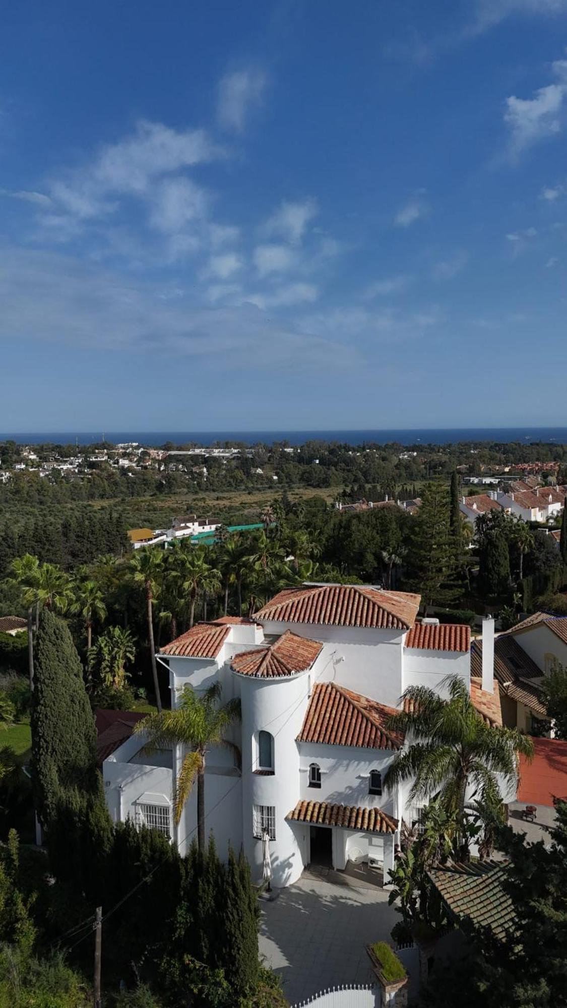 Stunning And Luxury In Marbella-atalaya - 250m To Gc Atalaya, 2x 18 Holes And Very Close To The Of San Pedro De Alcantara And Puerto Banus Or Puente Villa Estepona