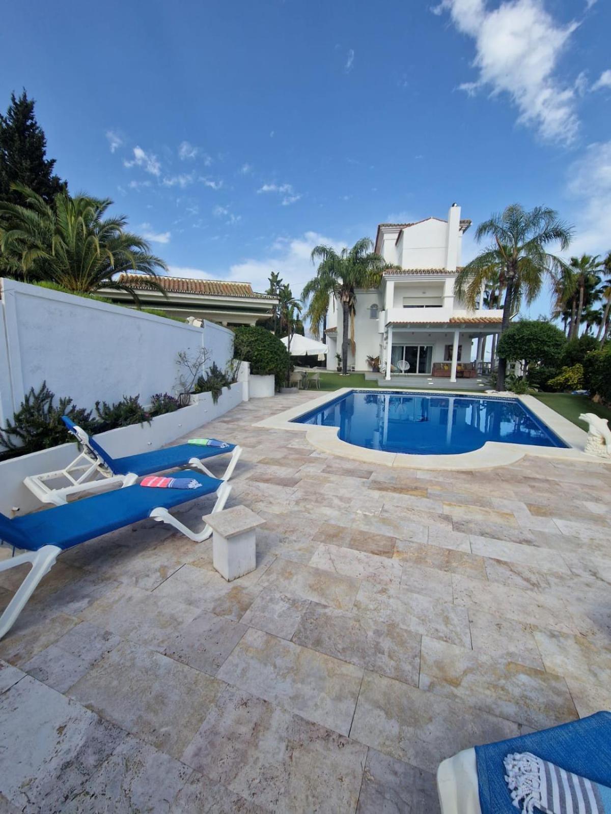 Stunning And Luxury In Marbella-atalaya - 250m To Gc Atalaya, 2x 18 Holes And Very Close To The Of San Pedro De Alcantara And Puerto Banus Or Puente Estepona