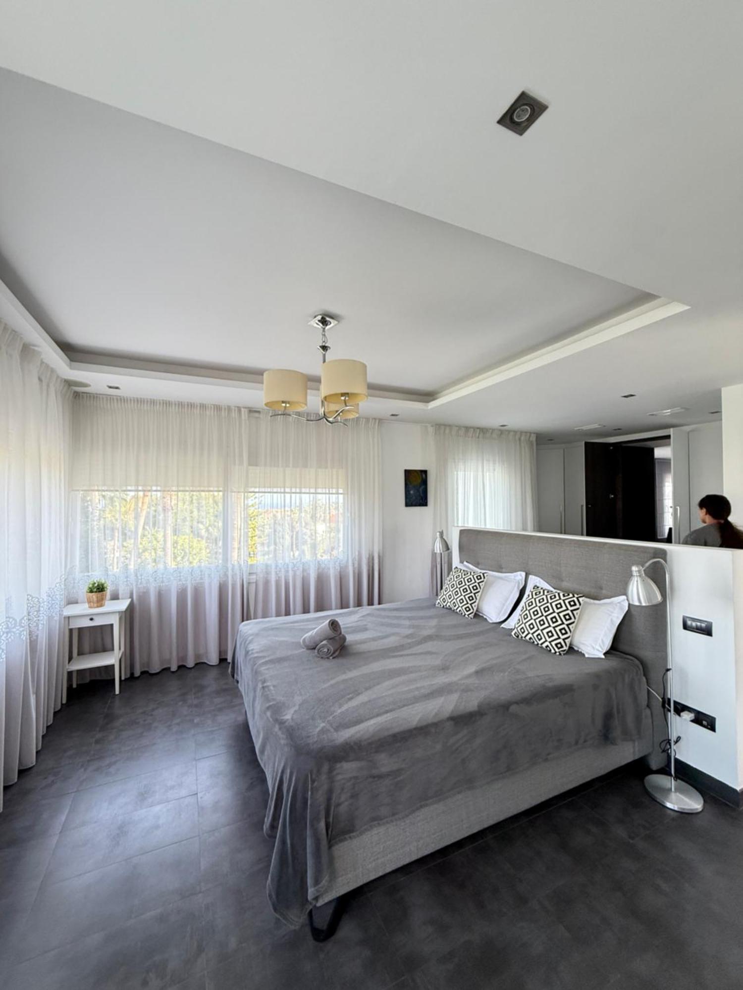Stunning And Luxury In Marbella-atalaya - 250m To Gc Atalaya, 2x 18 Holes And Very Close To The Of San Pedro De Alcantara And Puerto Banus Or Puente Estepona