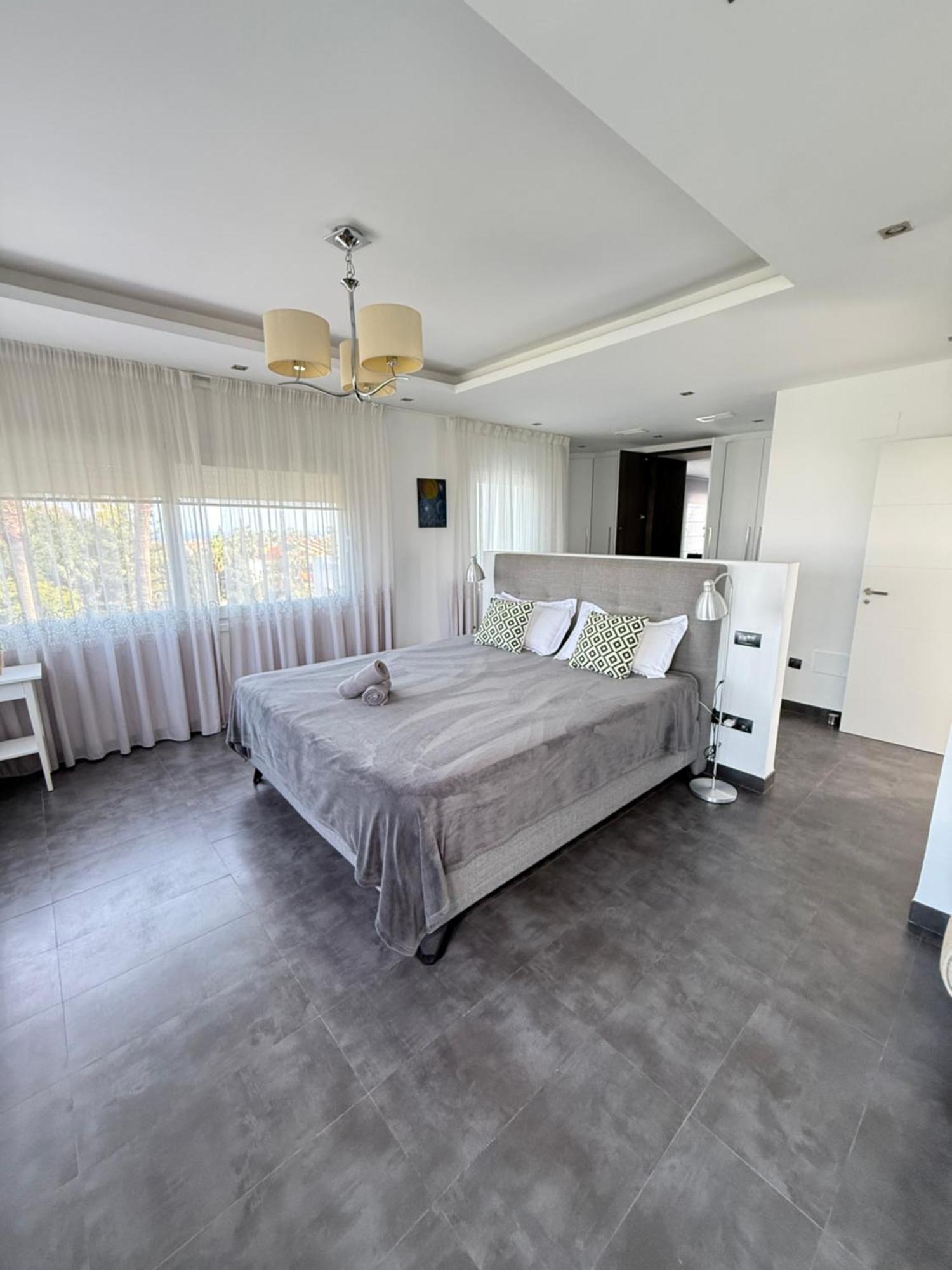 Stunning And Luxury In Marbella-atalaya - 250m To Gc Atalaya, 2x 18 Holes And Very Close To The Of San Pedro De Alcantara And Puerto Banus Or Puente Estepona
