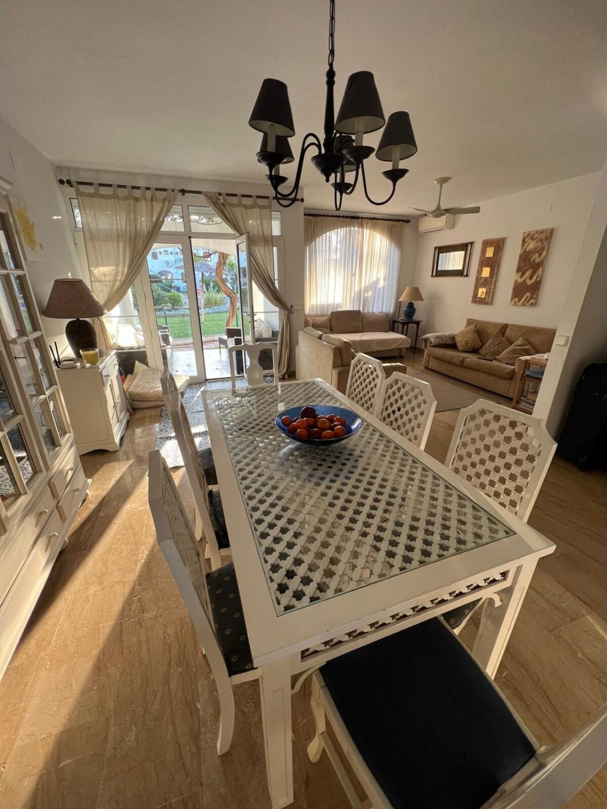 Traditional Town House With Large Pool Сasa de vacaciones Estepona