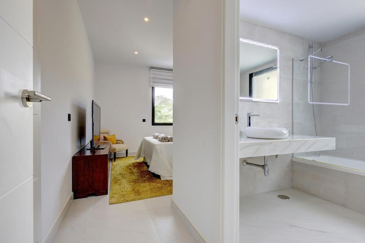 Stylish Hills With Lovely Views Apartment