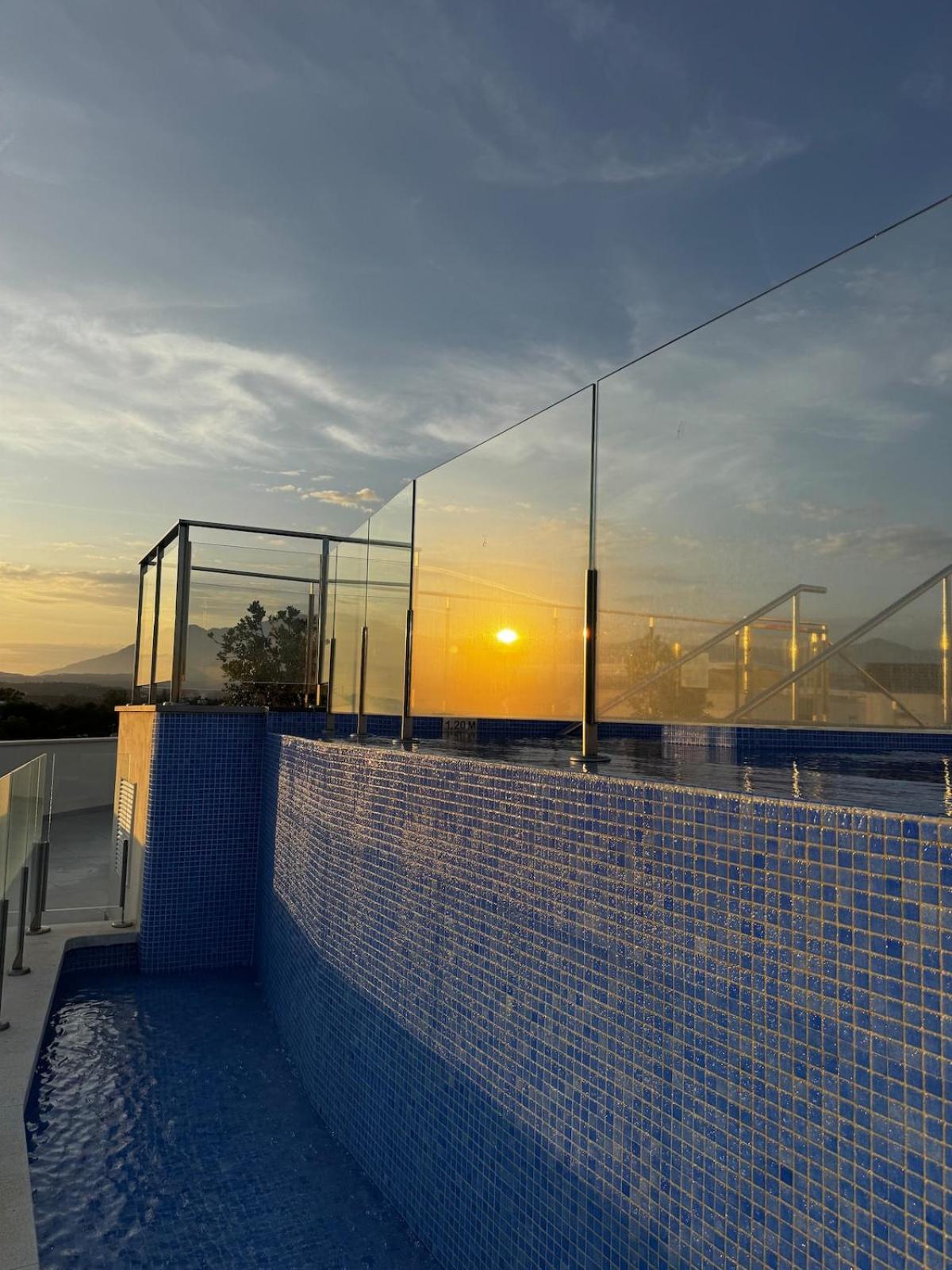 Apartment Luxury On The & Infinity Pool, Marbella *