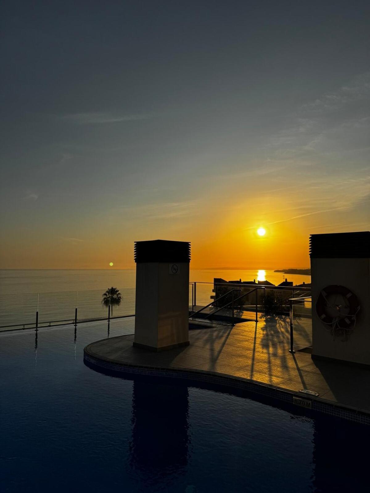 Luxury On The & Infinity Pool, Marbella Apartment *
