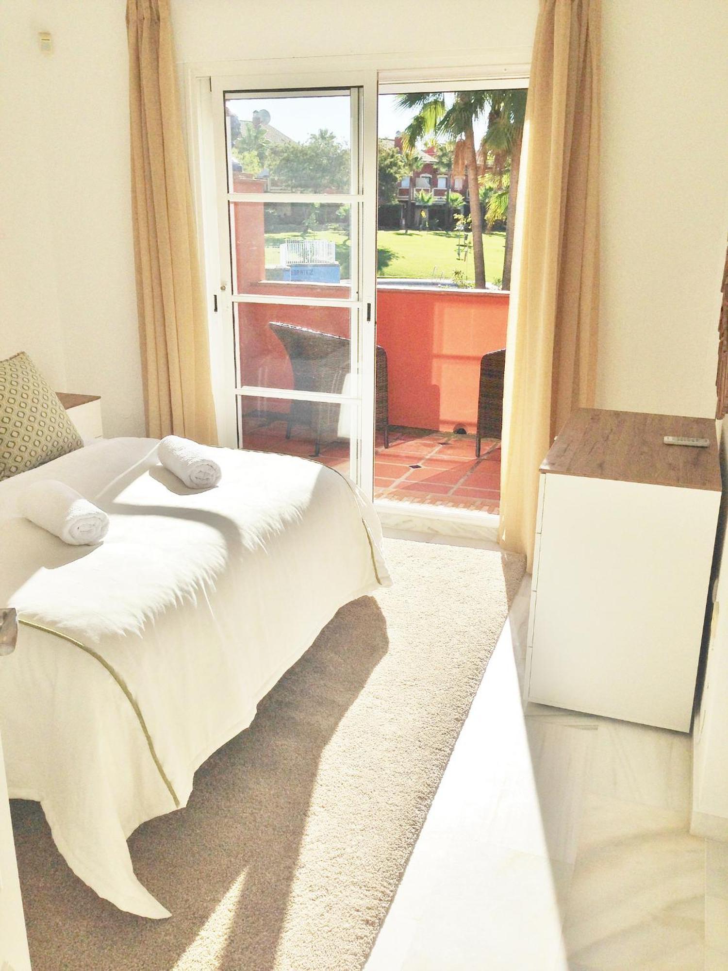 1264: 3 Bed Townhouse In Monte Biarritz Paraiso Apartamento Estepona