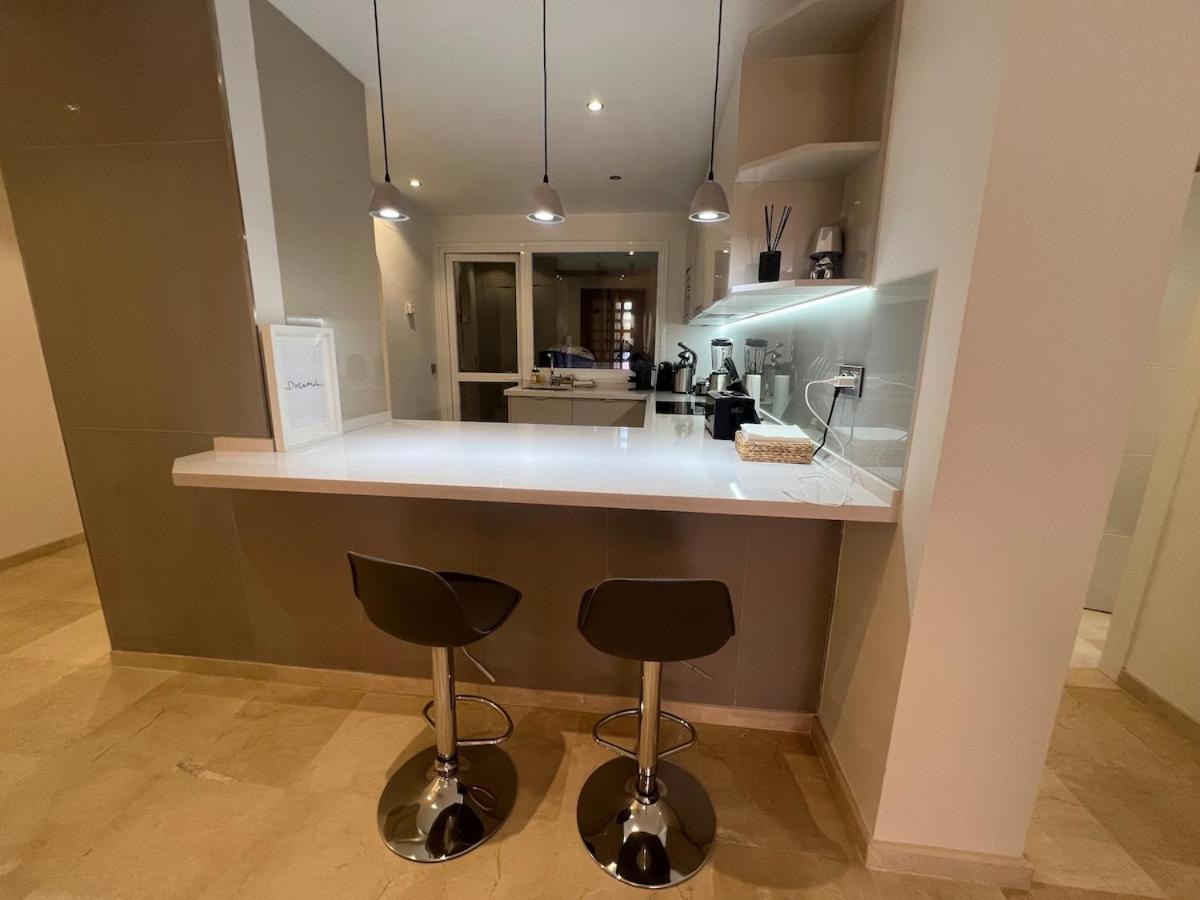 Te Huur 2 Slaapkamers Frontline Complex Apartment *