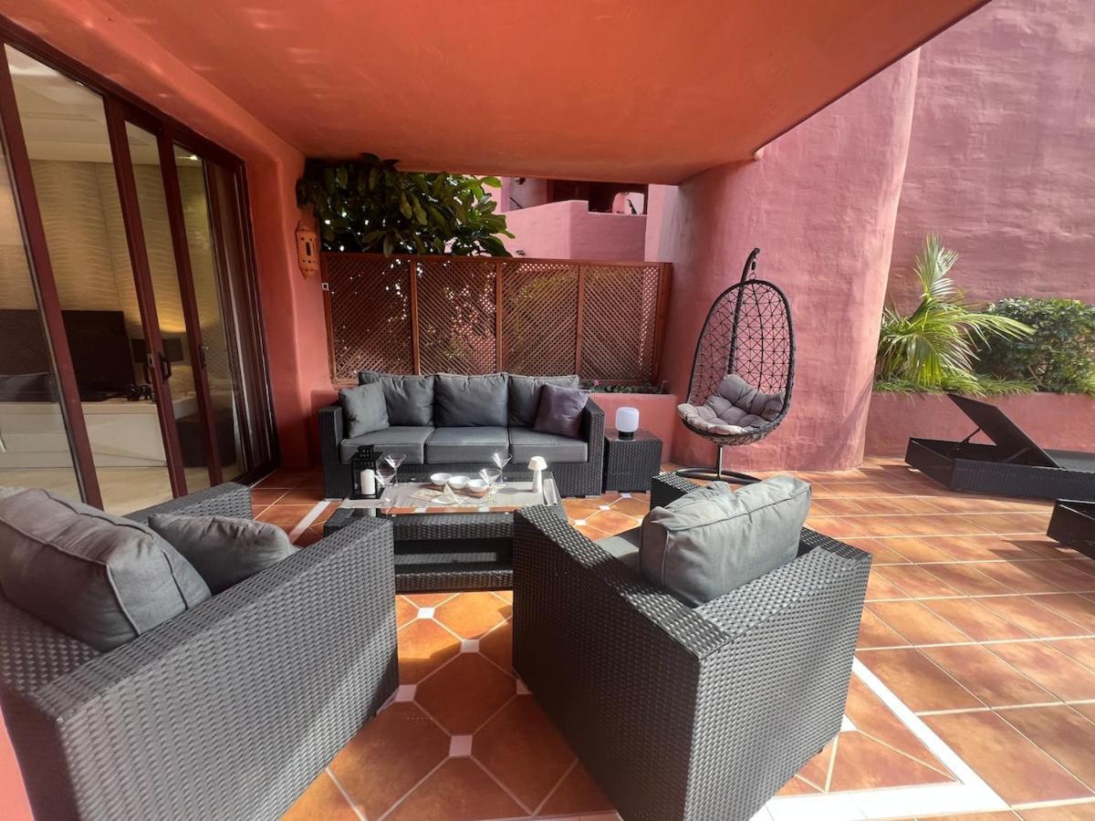 Te Huur 2 Slaapkamers Frontline Complex Apartment Estepona