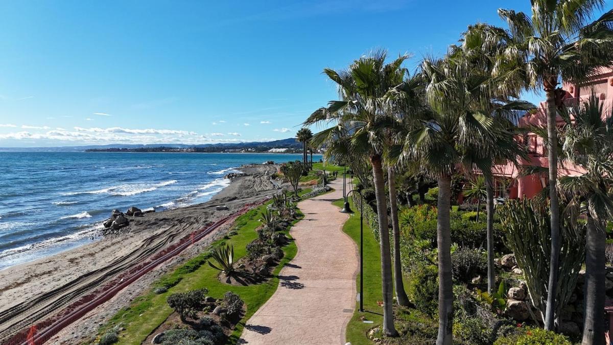 Te Huur 2 Slaapkamers Frontline Complex Apartment Estepona