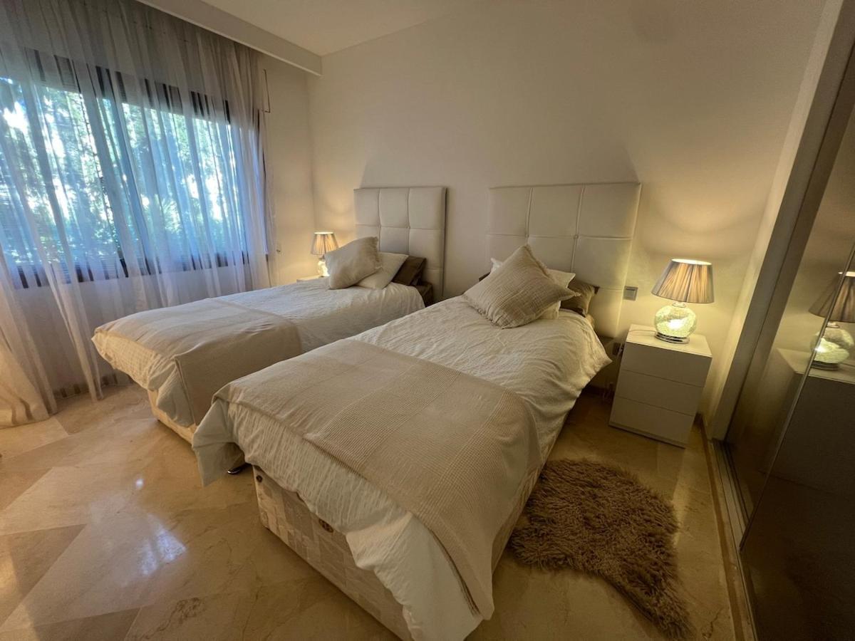Te Huur 2 Slaapkamers Frontline Complex Estepona