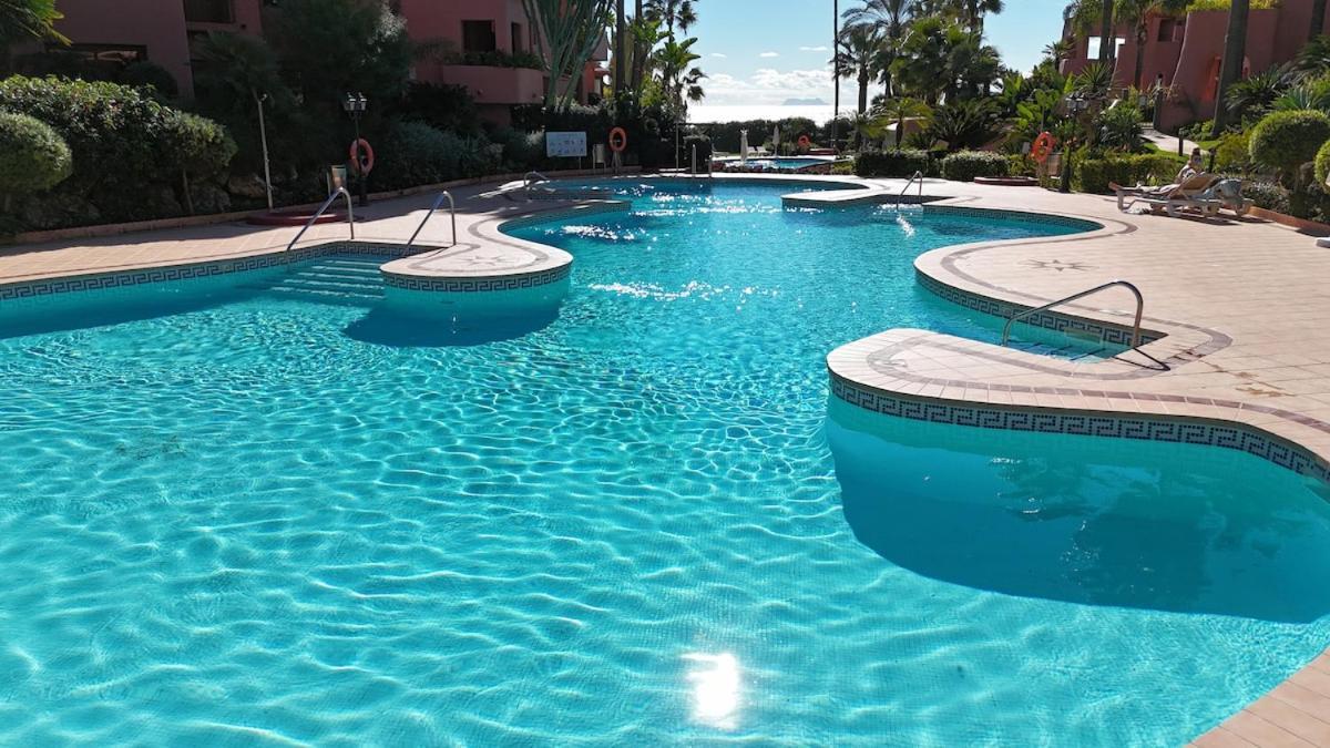 Te Huur 2 Slaapkamers Frontline Complex * Estepona