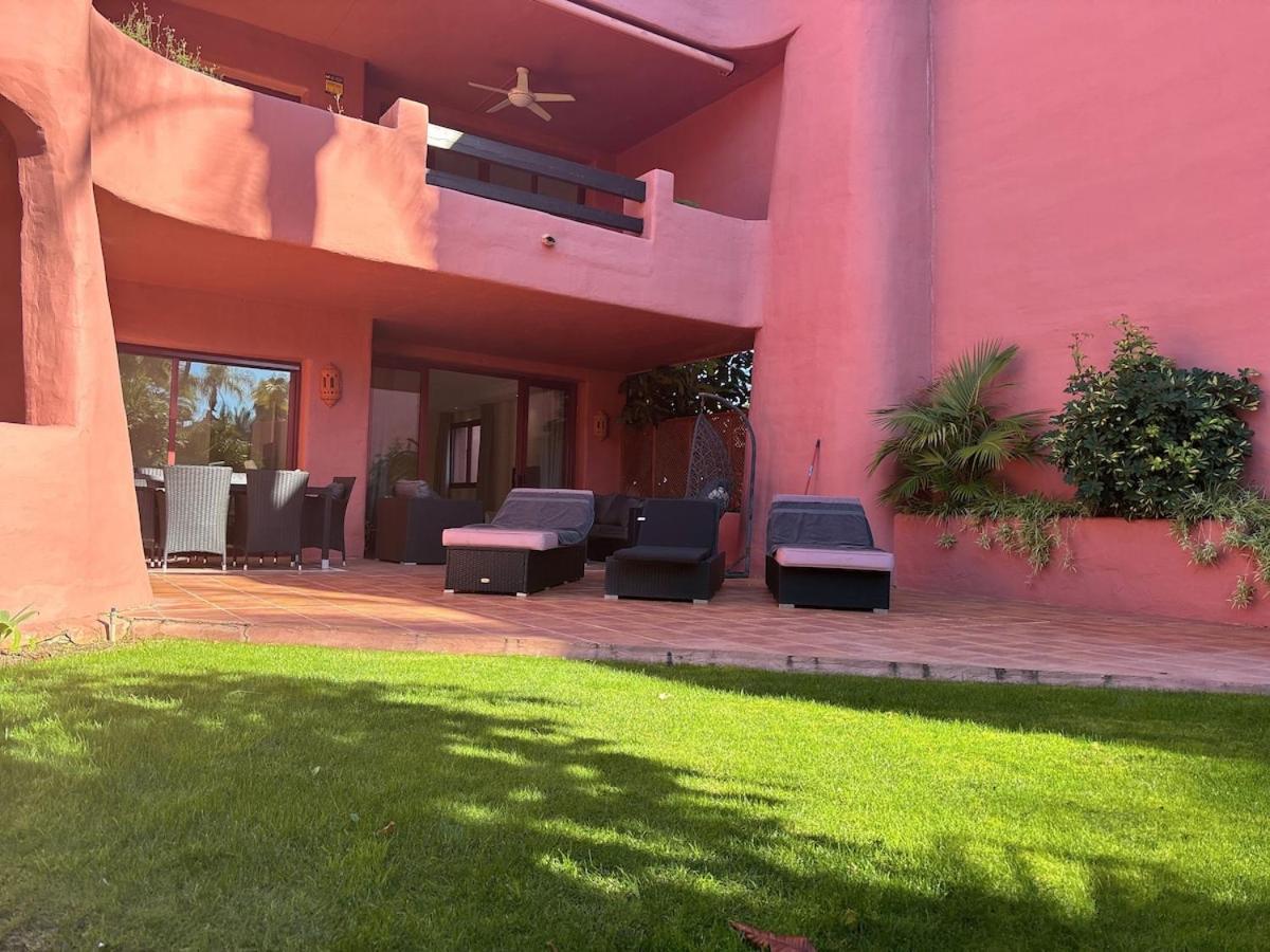 Te Huur 2 Slaapkamers Frontline Complex Estepona