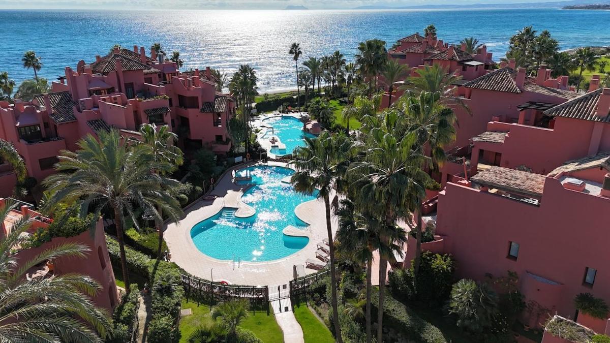 Te Huur 2 Slaapkamers Frontline Complex Apartment Estepona
