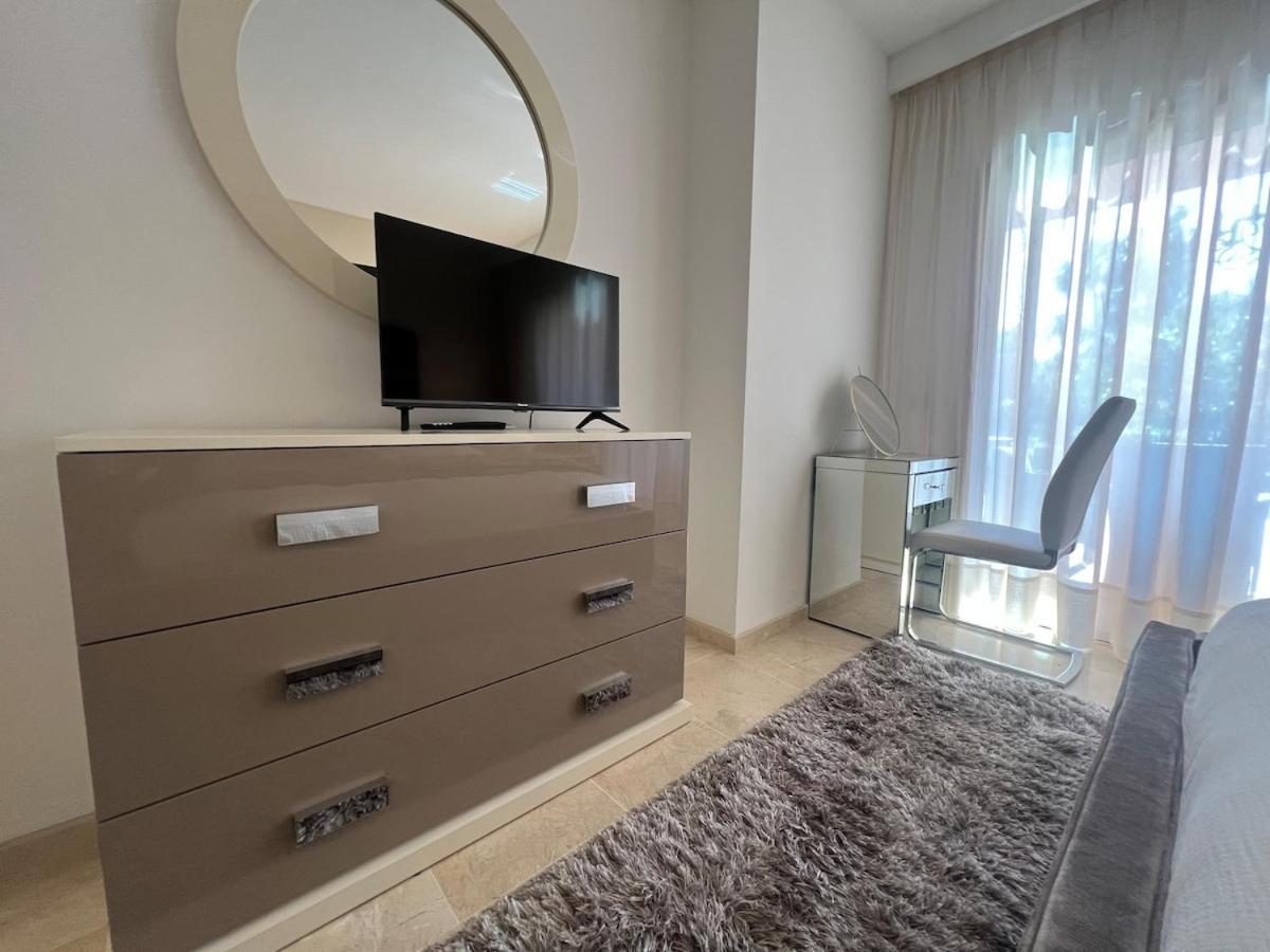 Te Huur 2 Slaapkamers Frontline Complex *