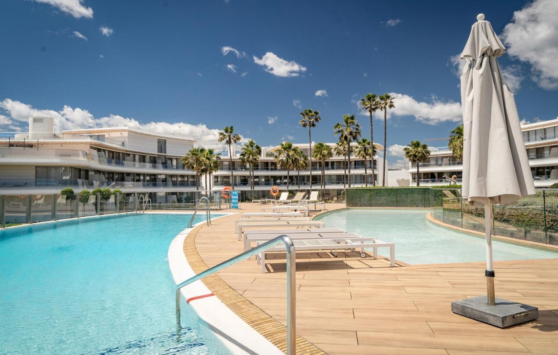 Modern 3-bedroom Luxury With Panoramic Sea Views The Edge, *