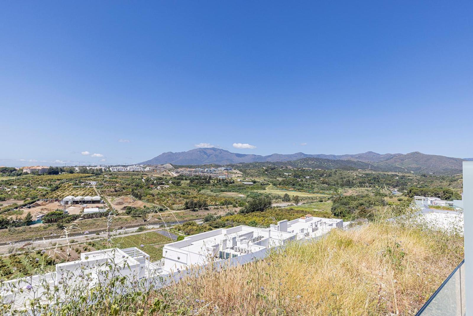 Apartment Stunning Three Bedroom Townhouse With Great Views! *