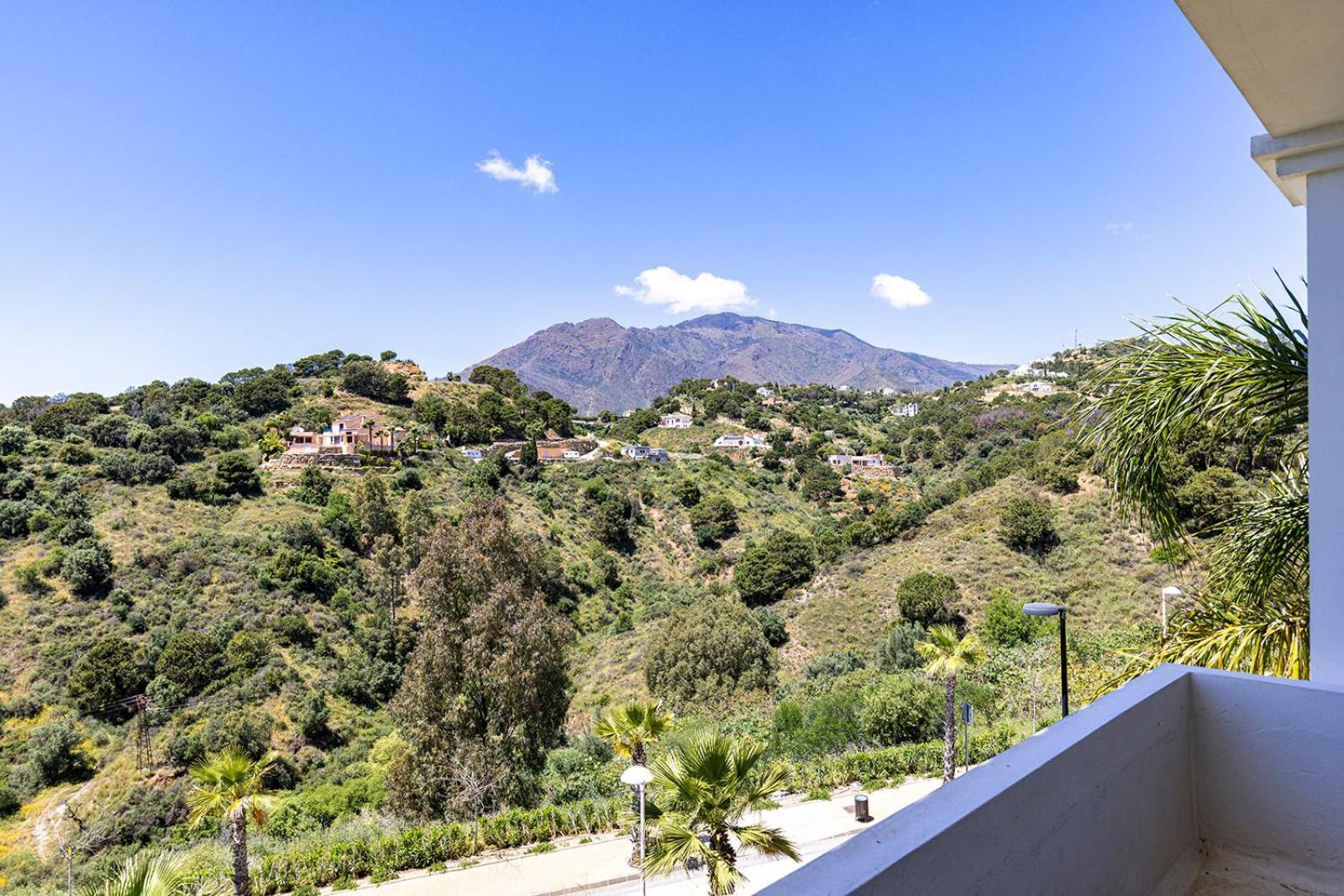 Apartment Stylish Hills With Lovely Views